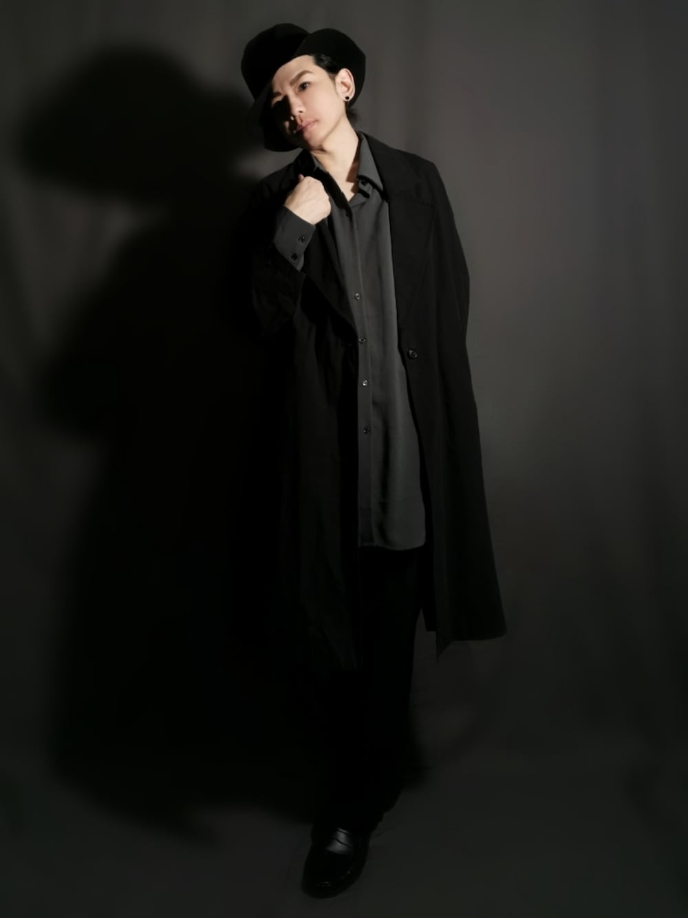 ブラック系のジャケット/アウター、グレー系のシャツ/ブラウス、ブラック系のローファーを着用したメンズの秋コーディネートの2枚目の写真