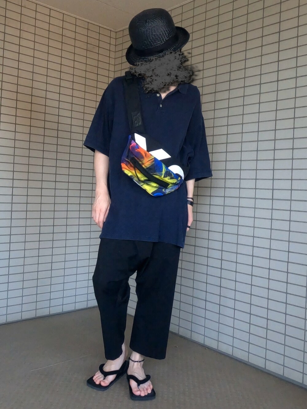 ブラック系のポロシャツ、その他のボディバッグ/ウエストポーチ、ブラック系のその他パンツを着用したメンズの夏コーディネートの4枚目の写真