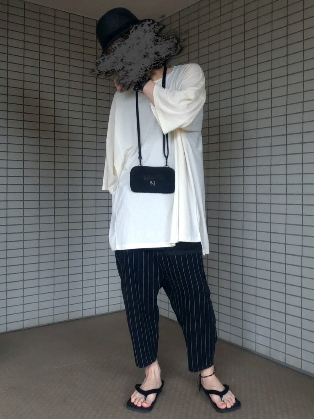 ホワイト系のTシャツ/カットソー、ブラック系のショルダーバッグ、ブラック系のその他パンツを着用したメンズの夏コーディネートの2枚目の写真