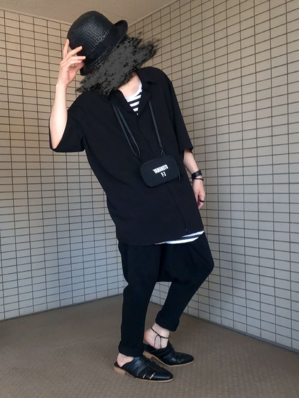 ブラック系のシャツ/ブラウス、ブラック系のショルダーバッグ、ブラック系のサンダルを着用したメンズの秋コーディネートの2枚目の写真