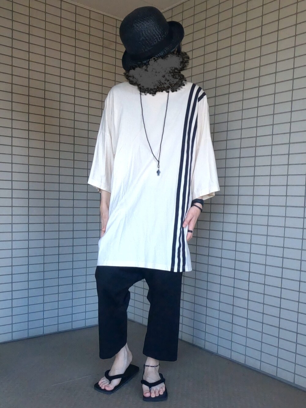 ブラック系のボストンバッグ、ホワイト系のTシャツ/カットソー、ブラック系のその他パンツを着用したメンズの夏コーディネートの4枚目の写真