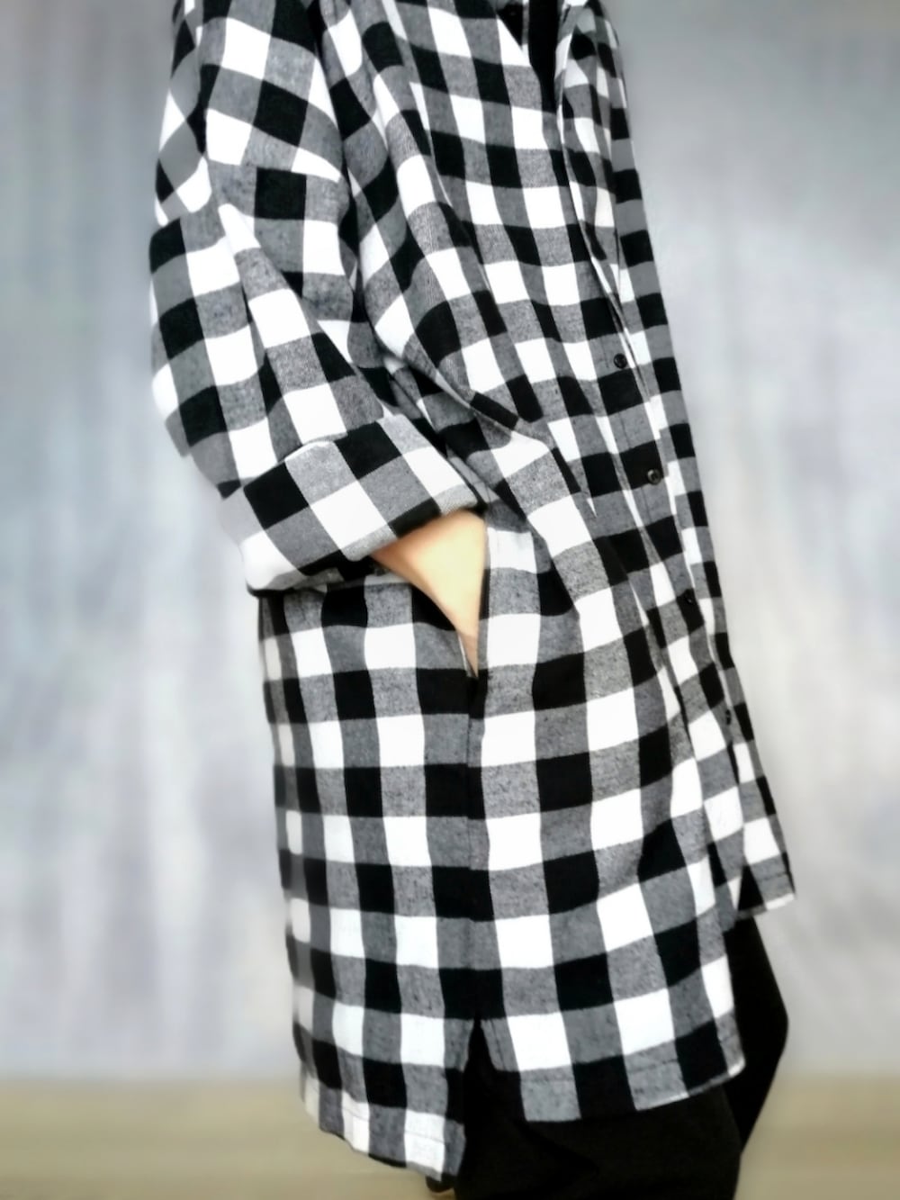 ブラック系のシャツ/ブラウス、ブラック系のパンツ、ブラック系のドレスシューズを着用したメンズの秋コーディネートの4枚目の写真