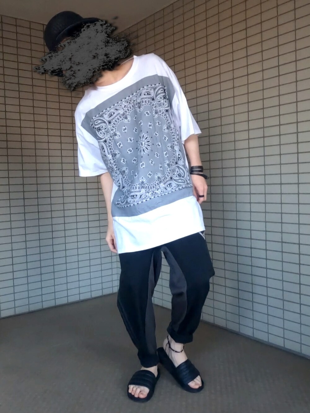 ホワイト系のTシャツ/カットソー、ブラック系のボストンバッグ、ブラック系のその他パンツを着用したメンズの秋コーディネートの3枚目の写真