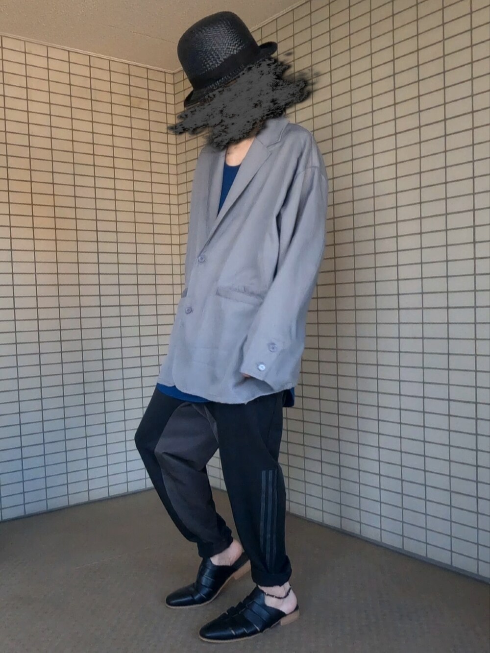 ブラック系のショルダーバッグ、グレー系のテーラードジャケット、ブラック系のその他パンツを着用したメンズの秋コーディネートの2枚目の写真