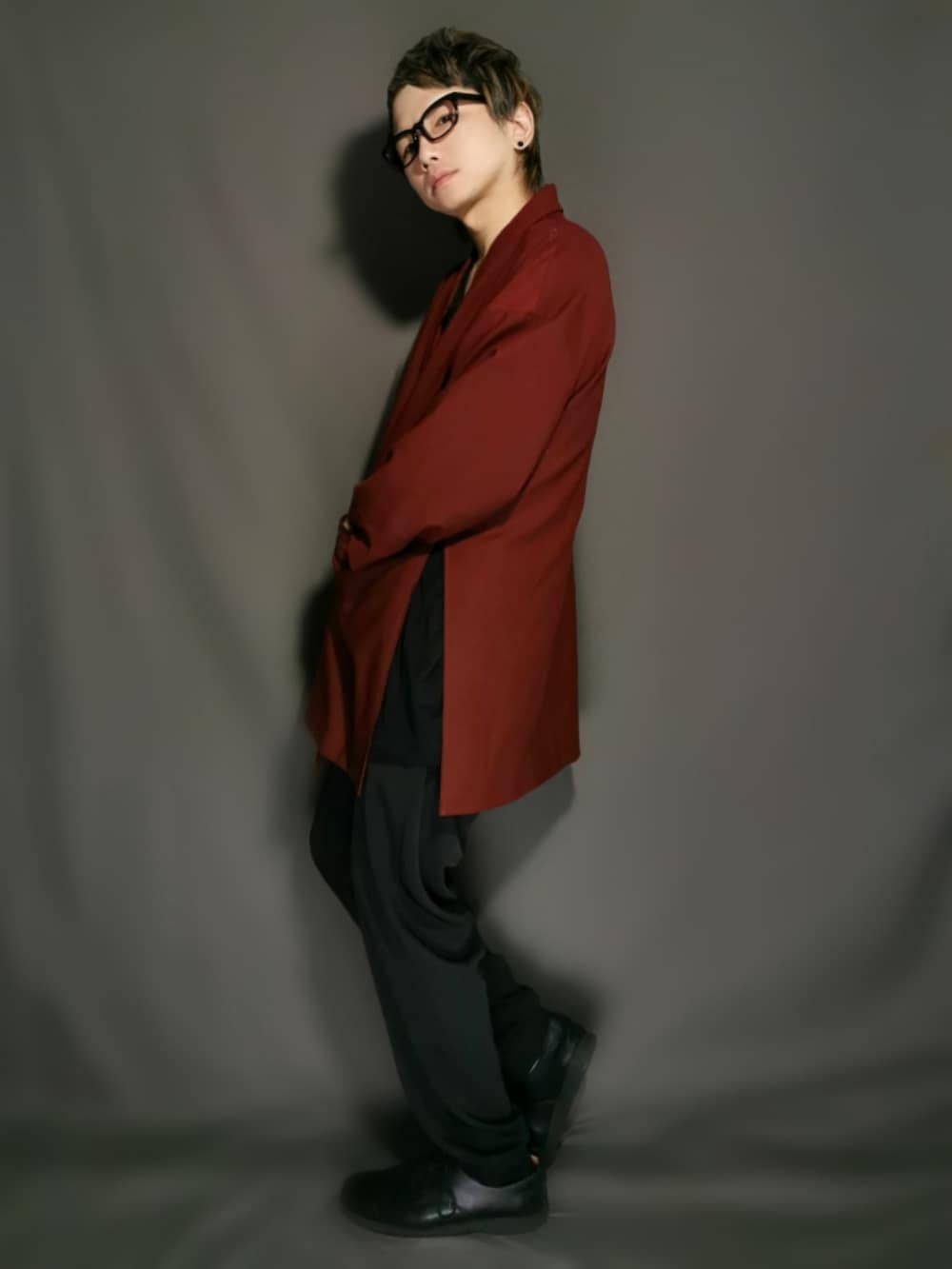 レッド系のテーラードジャケット、ブラック系のその他パンツ、ブラック系のTシャツ/カットソーを着用したメンズの春コーディネートの3枚目の写真