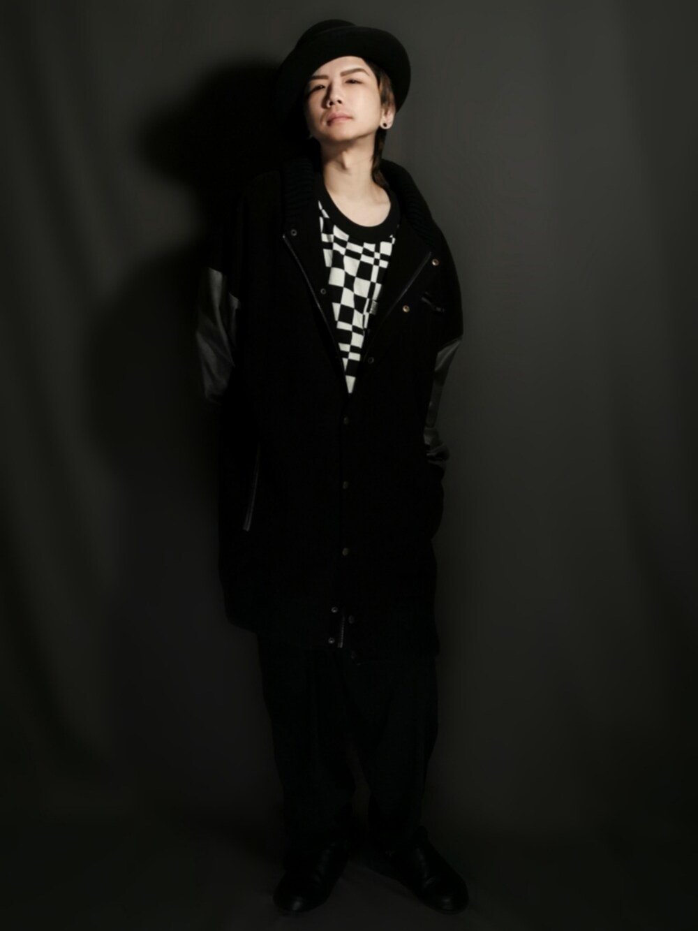 ブラック系のスタジャン、ブラック系のTシャツ/カットソー、ブラック系のその他パンツを着用したメンズの冬コーディネートの2枚目の写真