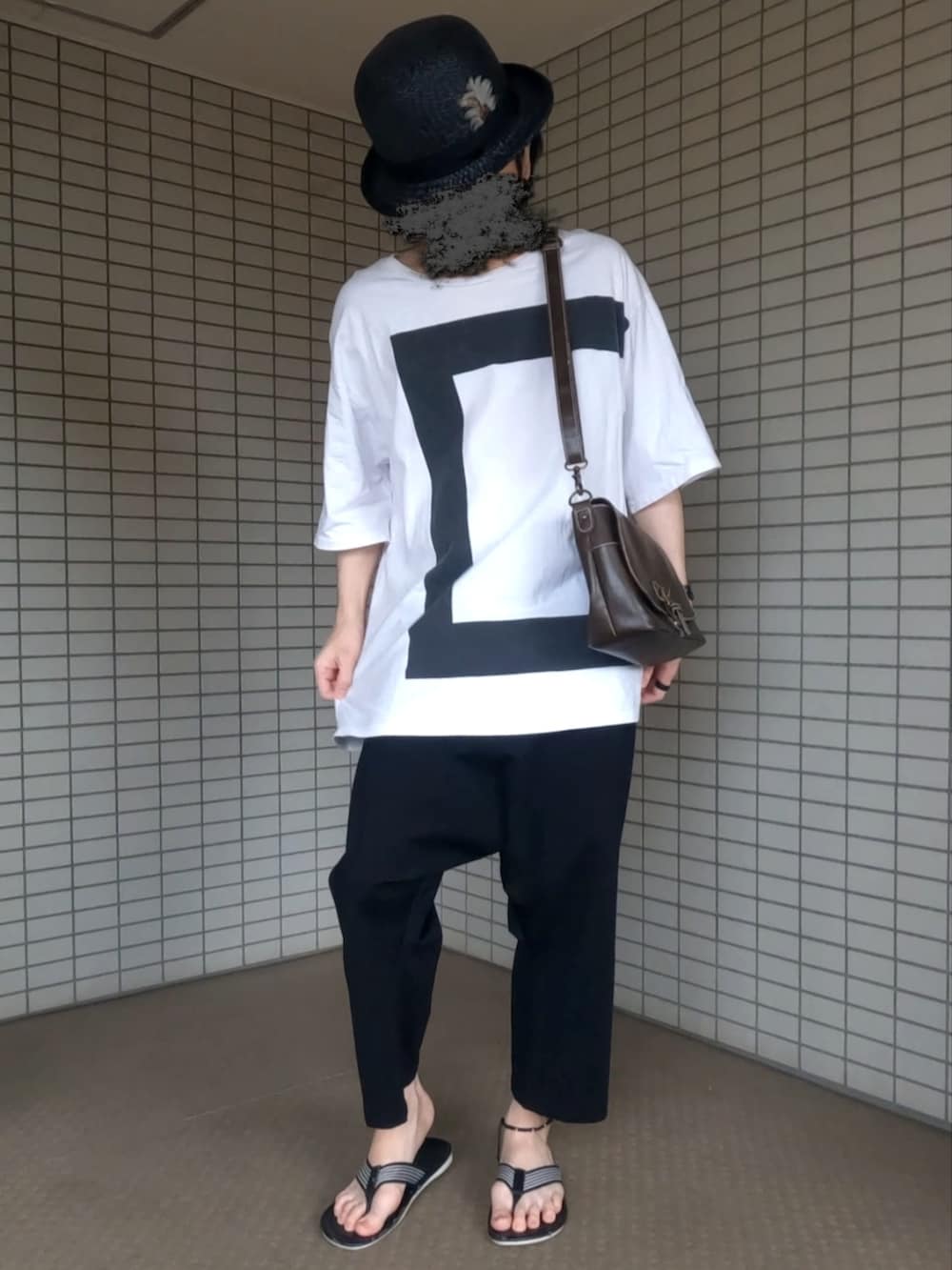 ホワイト系のTシャツ/カットソー、ブラウン系のショルダーバッグ、ブラック系のその他パンツを着用したメンズの夏コーディネートの2枚目の写真
