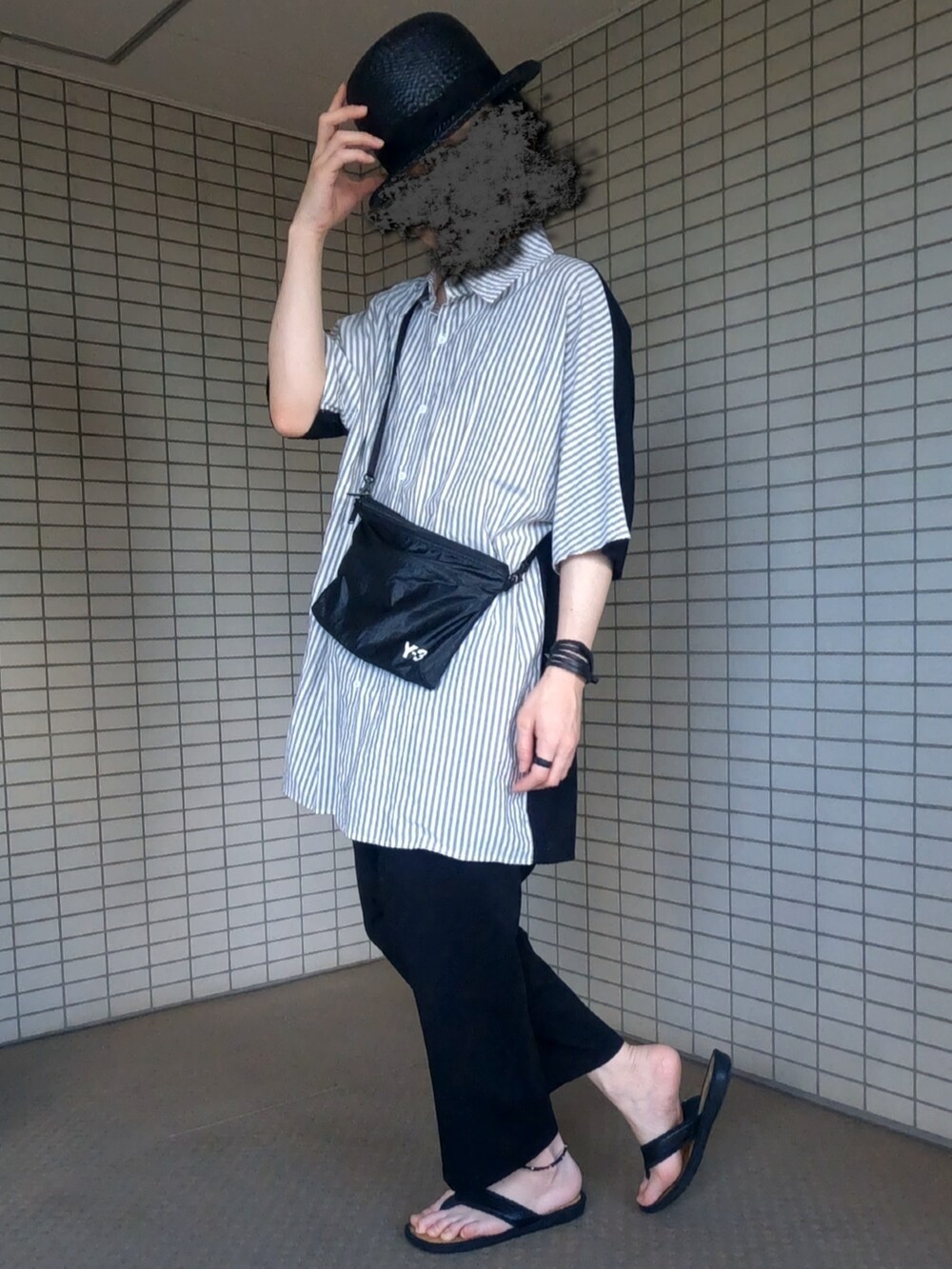 ブラック系のショルダーバッグ、ブラック系のその他パンツ、ブラック系のサンダルを着用したメンズの夏コーディネートの2枚目の写真