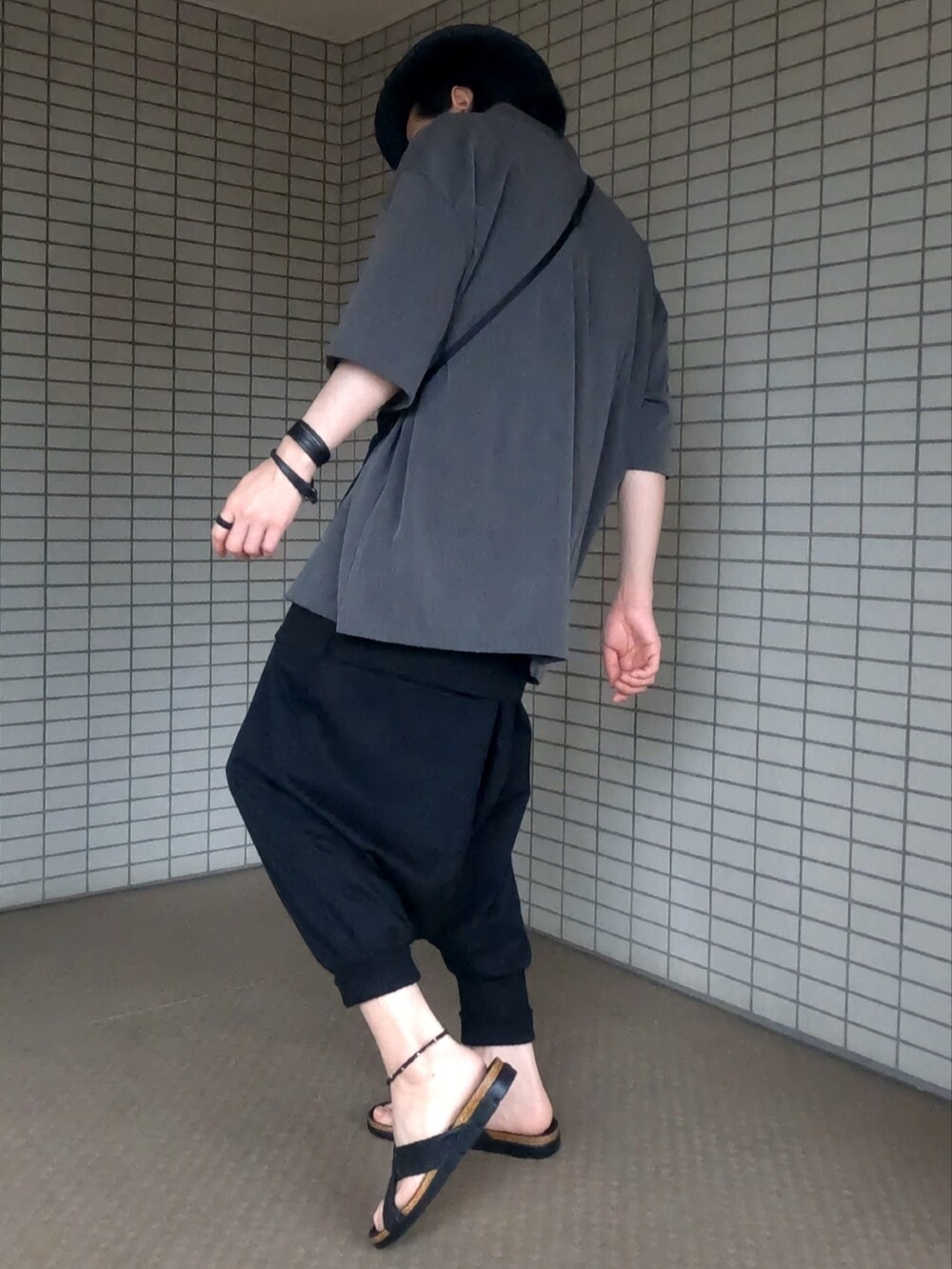 グレー系のテーラードジャケット、ブラック系のショルダーバッグ、ブラック系のその他パンツを着用したメンズの夏コーディネートの4枚目の写真