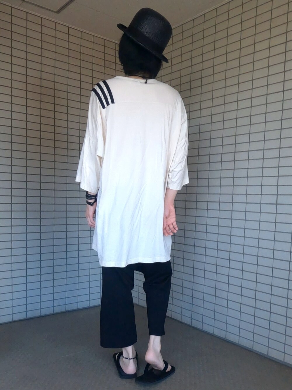 ブラック系のボストンバッグ、ホワイト系のTシャツ/カットソー、ブラック系のその他パンツを着用したメンズの夏コーディネートの5枚目の写真