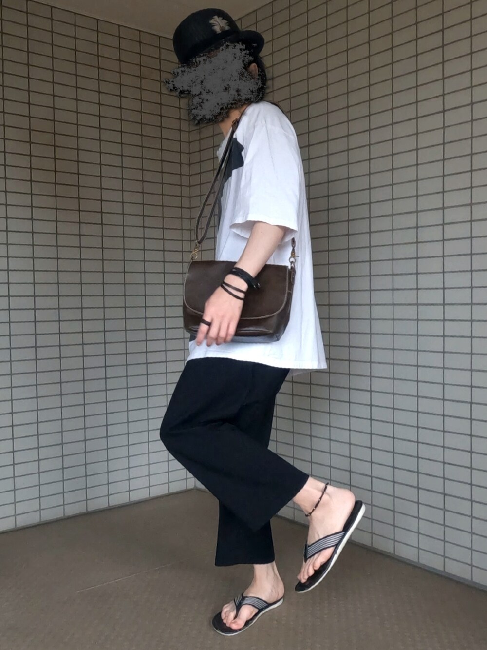 ホワイト系のTシャツ/カットソー、ブラウン系のショルダーバッグ、ブラック系のその他パンツを着用したメンズの夏コーディネートの3枚目の写真