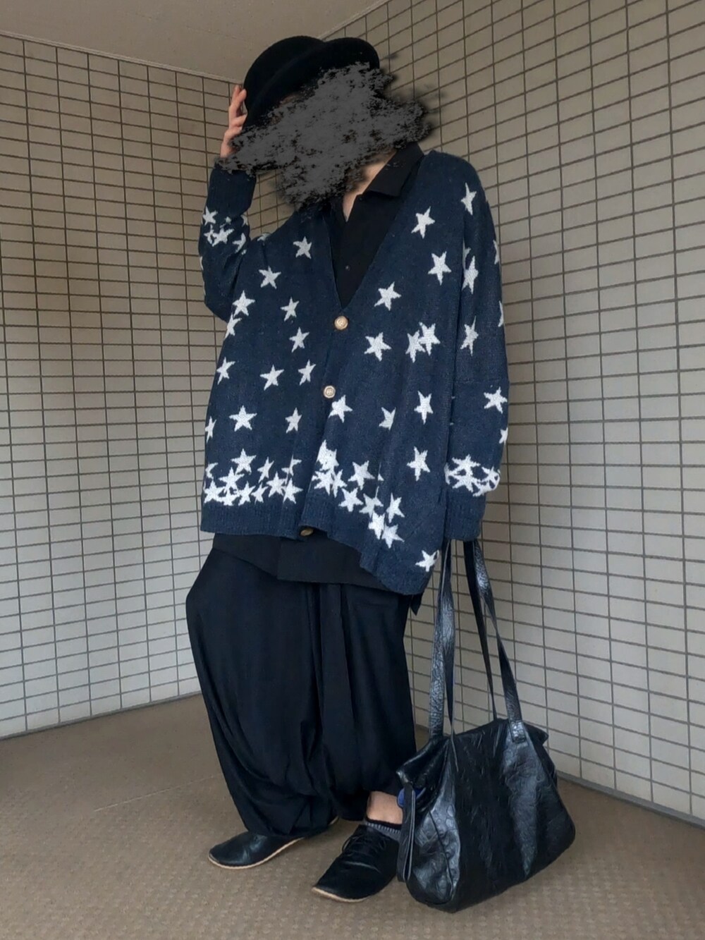 ブラック系のシャツ/ブラウス、ブラック系のカーディガン/ボレロ、ブラック系のボストンバッグを着用したメンズの冬コーディネートの4枚目の写真