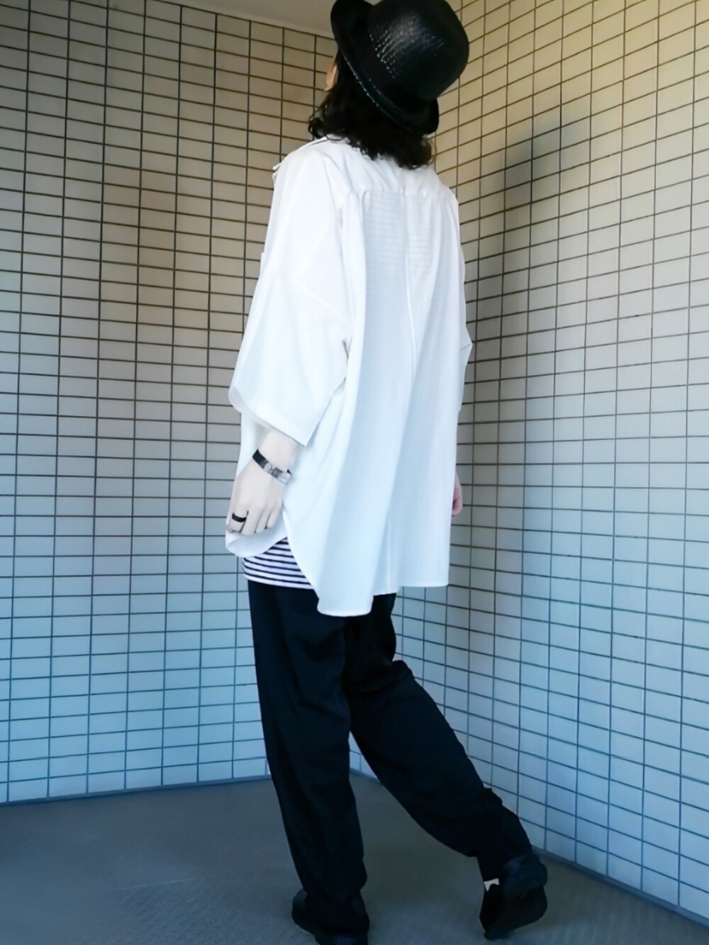 ホワイト系のシャツ/ブラウス、ブラック系のタンクトップ、ブラック系のパンツを着用したメンズの夏コーディネートの2枚目の写真