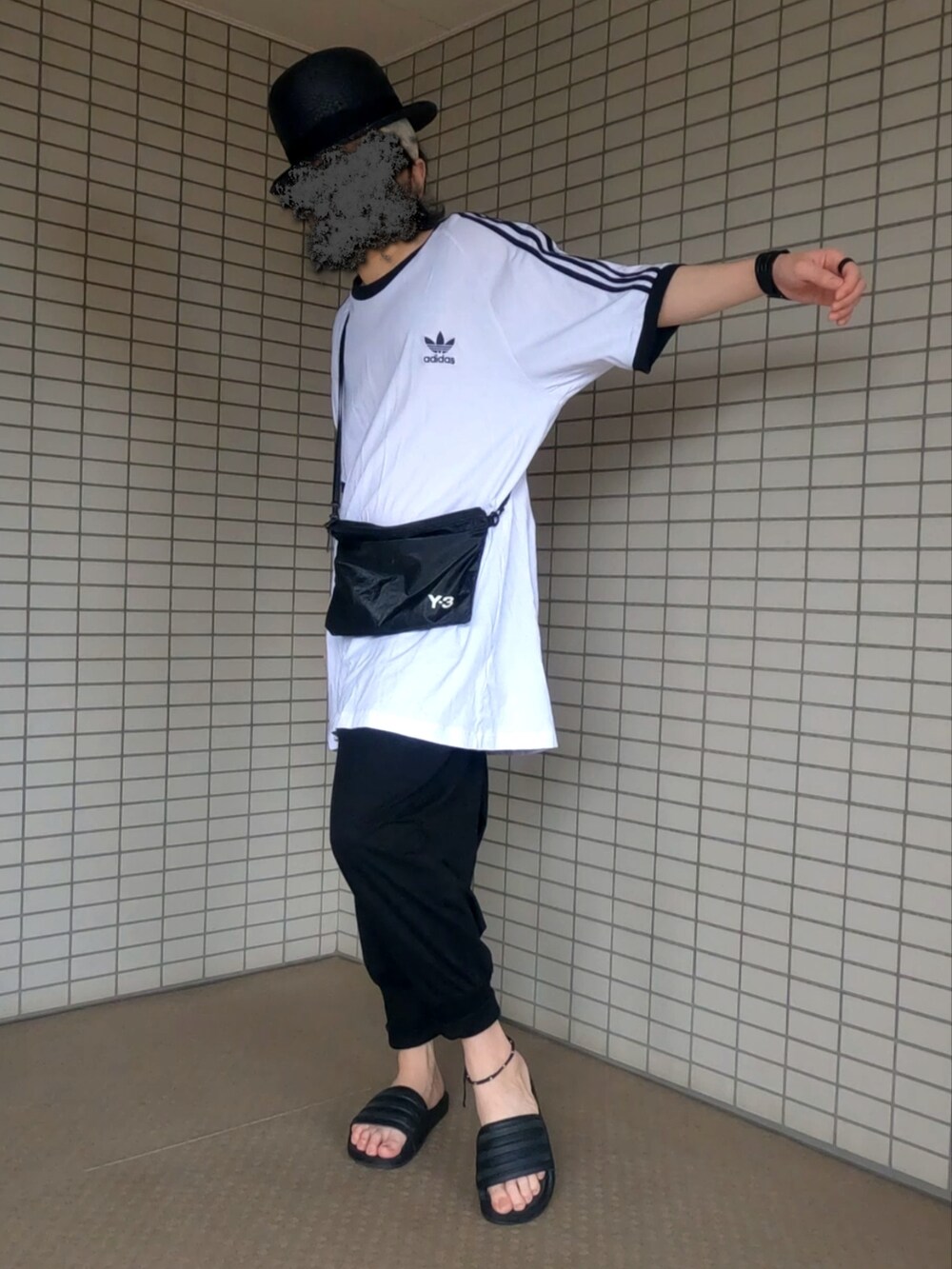 ホワイト系のTシャツ/カットソー、ブラック系のショルダーバッグ、ブラック系のその他パンツを着用したメンズの夏コーディネートの4枚目の写真