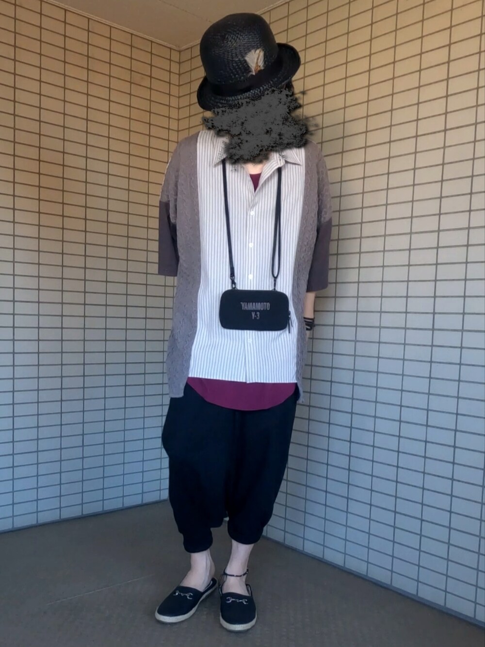 グレー系のシャツ/ブラウス、ブラック系のショルダーバッグ、パープル系のタンクトップを着用したメンズの夏コーディネートの4枚目の写真