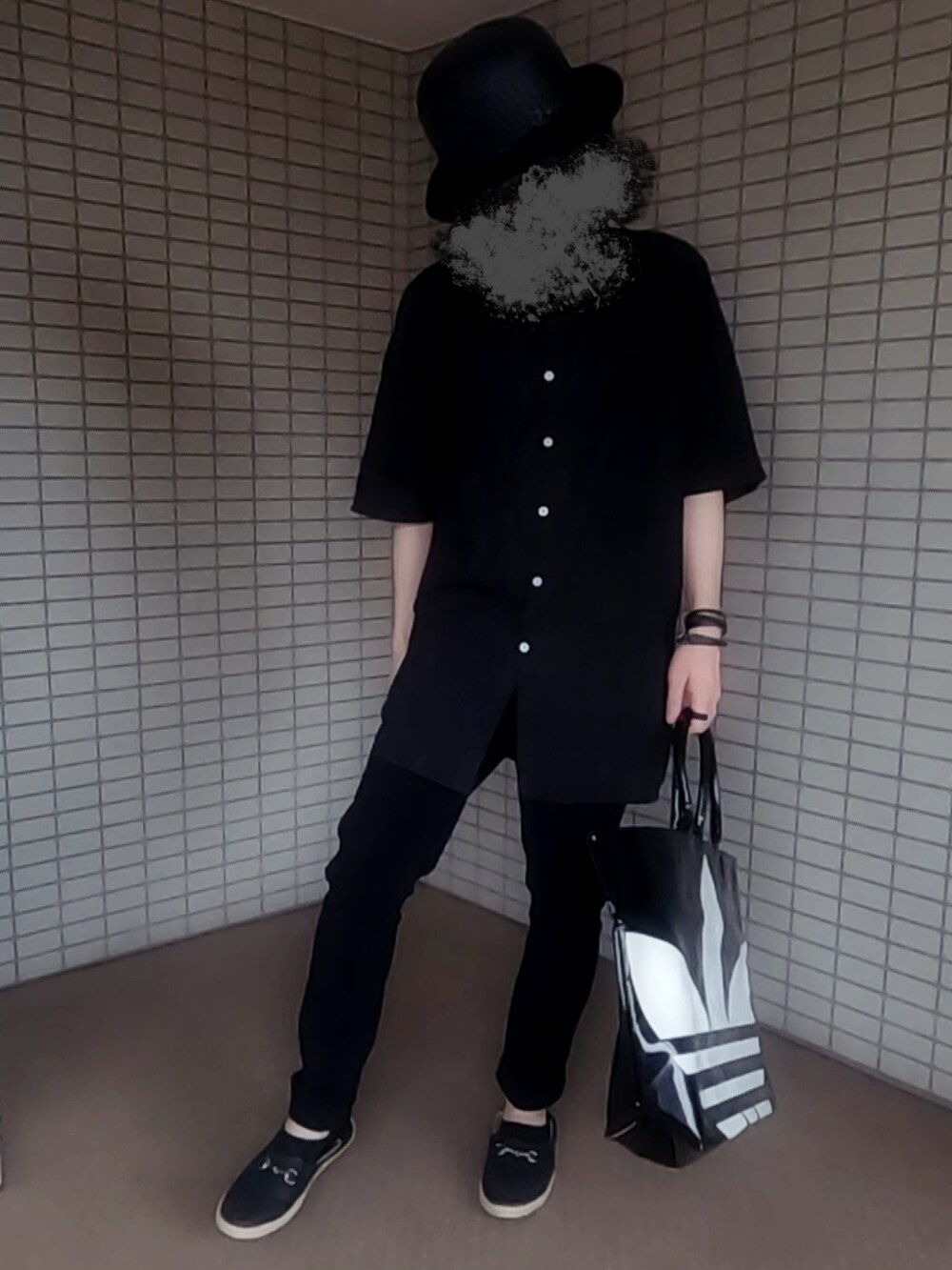 ブラック系のシャツ/ブラウス、ブラック系のスリッポン、ブラック系のトートバッグを着用したメンズの春コーディネートの2枚目の写真