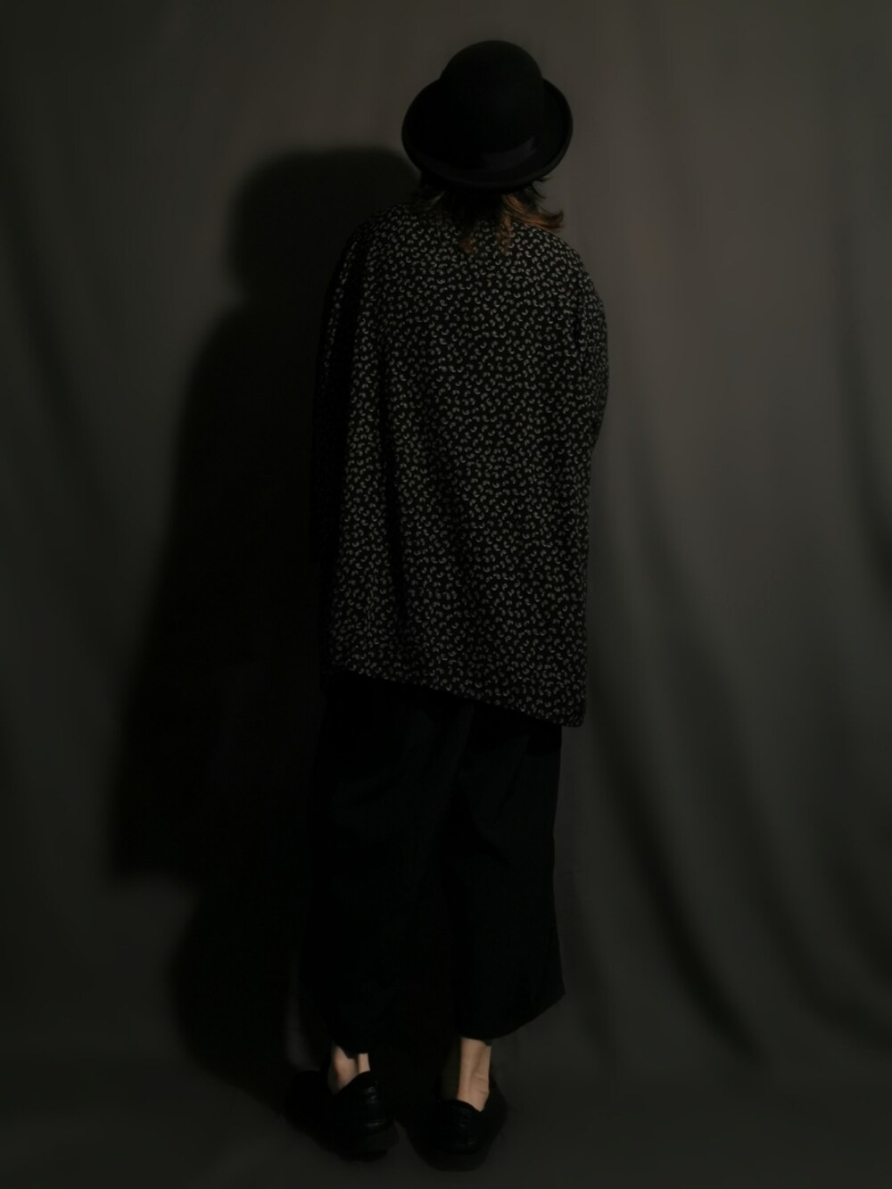 ブラック系のその他アウター、ブラック系のシャツ/ブラウス、ブラック系のパンツを着用したメンズの夏コーディネートの4枚目の写真