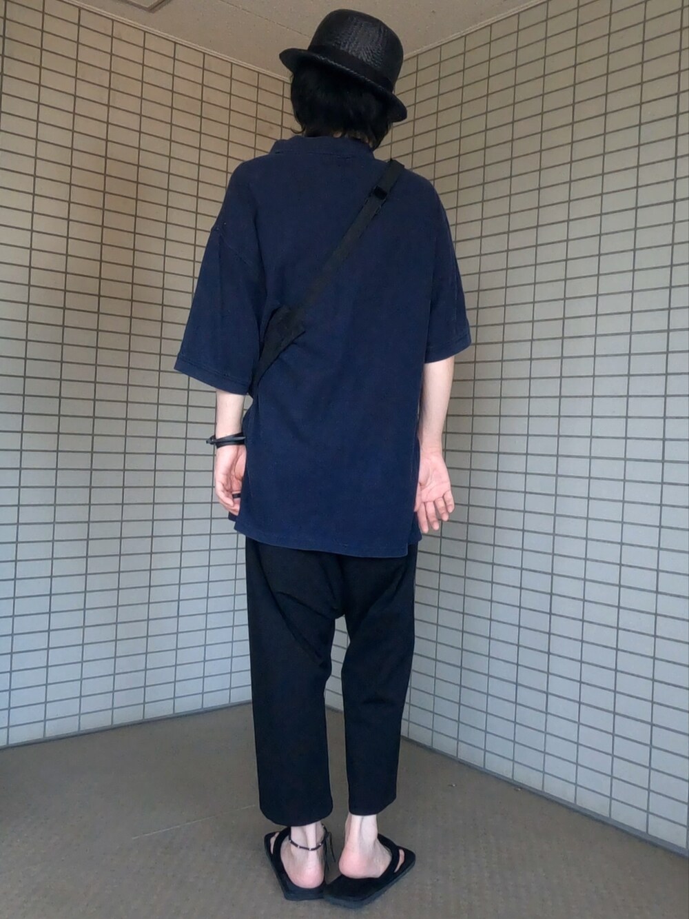 ブラック系のポロシャツ、その他のボディバッグ/ウエストポーチ、ブラック系のその他パンツを着用したメンズの夏コーディネートの5枚目の写真