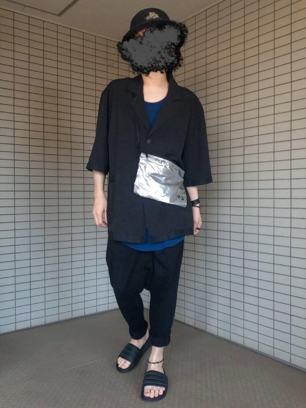 ブラック系のテーラードジャケット、シルバー系のショルダーバッグ、ブラック系のサンダルを着用したメンズの夏コーディネートの2枚目の写真