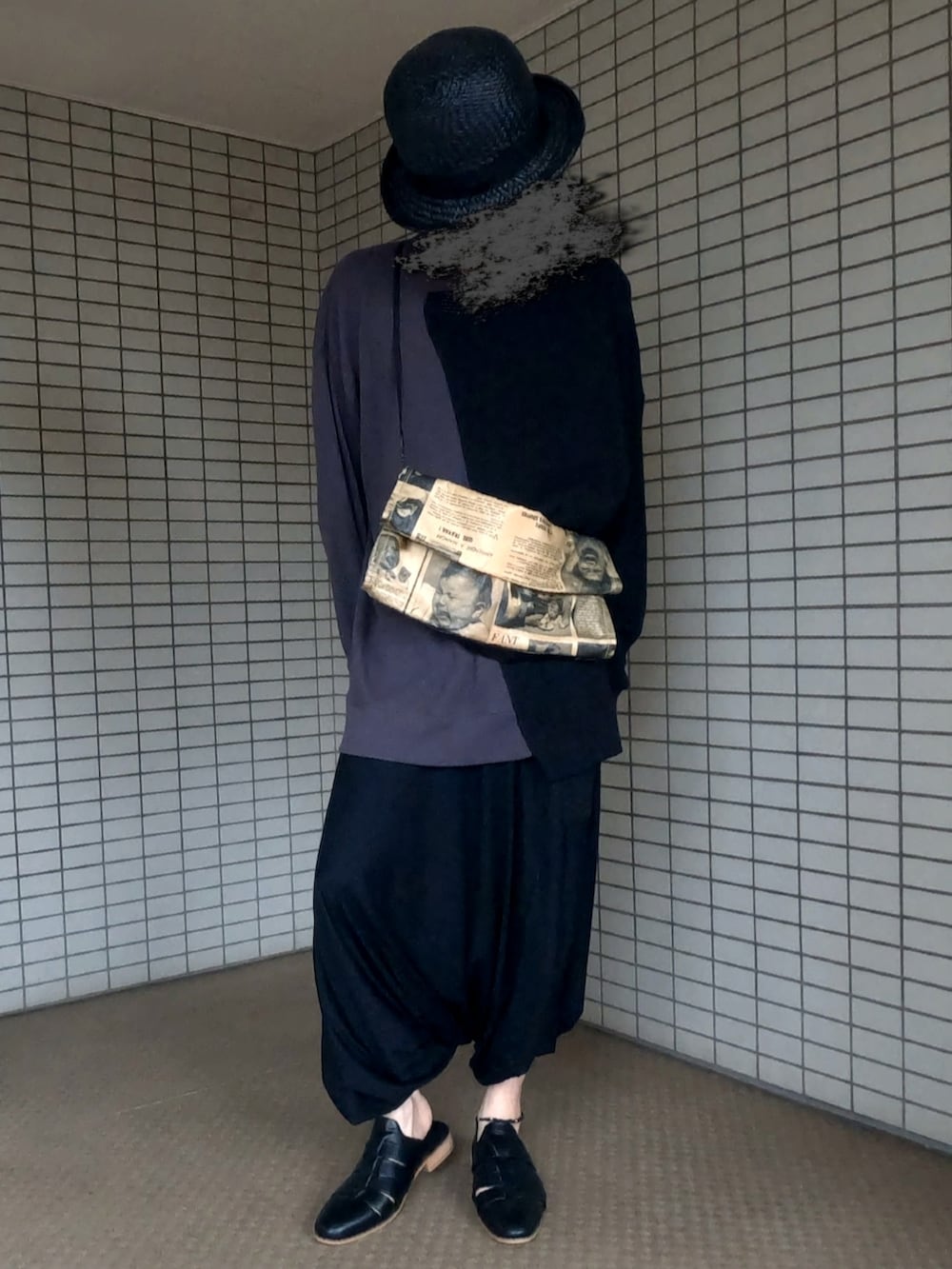 ブラック系のTシャツ/カットソー、ベージュ系のショルダーバッグ、ブラック系のサンダルを着用したメンズの秋コーディネートの3枚目の写真