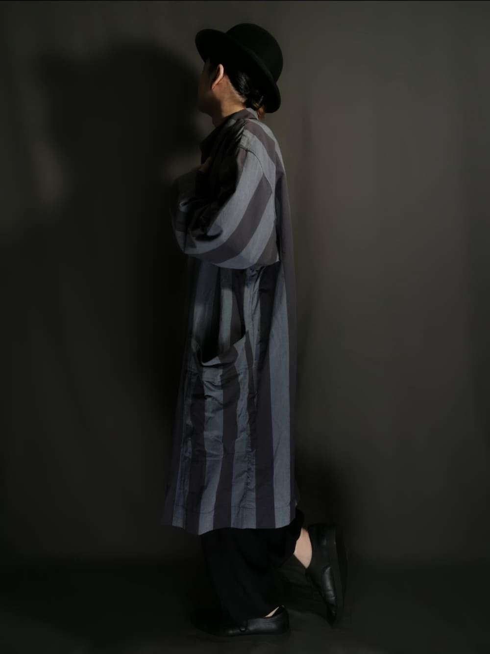 グレー系のチェスターコート、ブラック系のシャツ/ブラウス、ブラック系のセットアップを着用したメンズの秋コーディネートの4枚目の写真