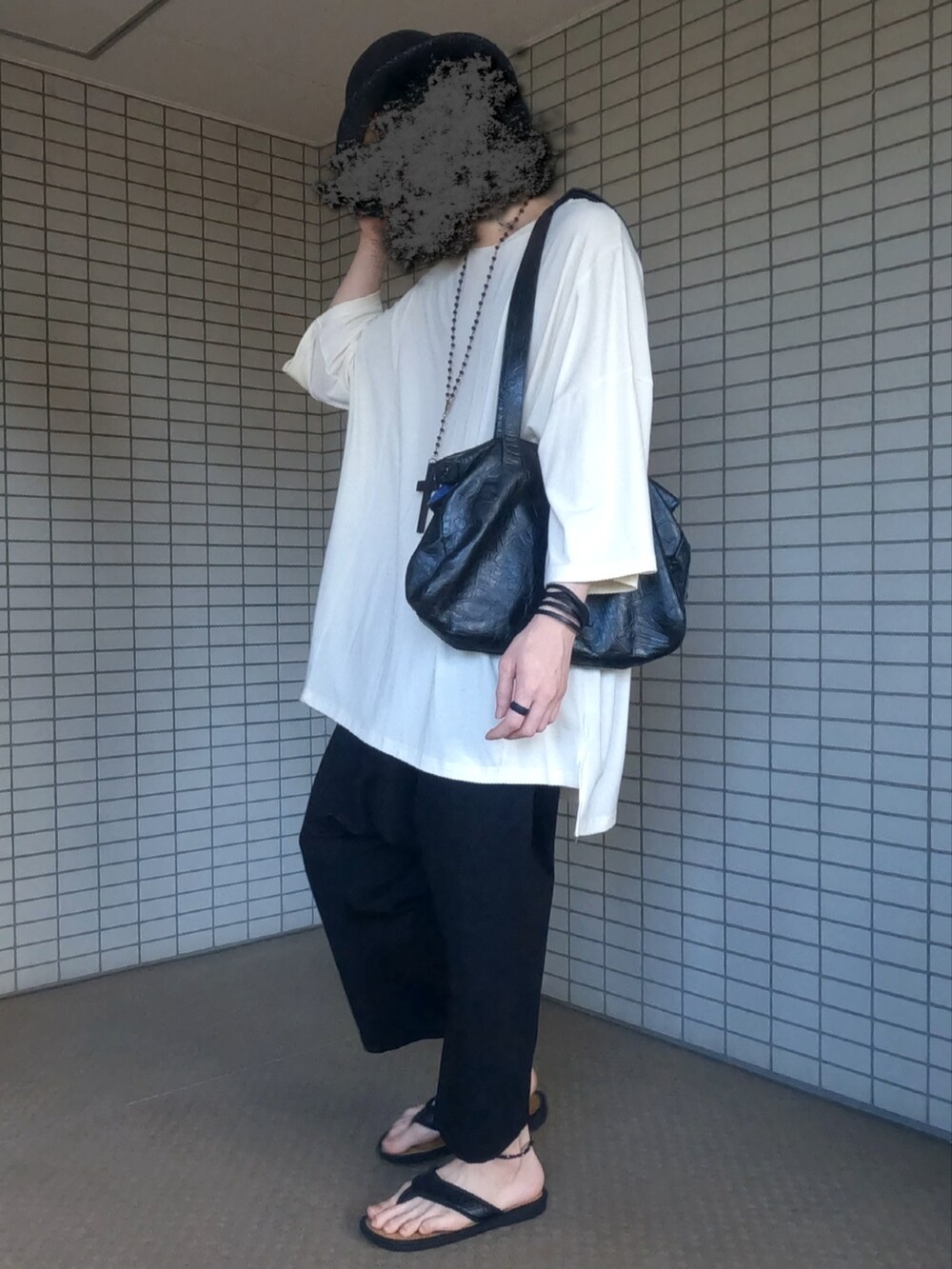 ホワイト系のTシャツ/カットソー、ブラック系のボストンバッグ、ブラック系のその他パンツを着用したメンズの夏コーディネートの4枚目の写真