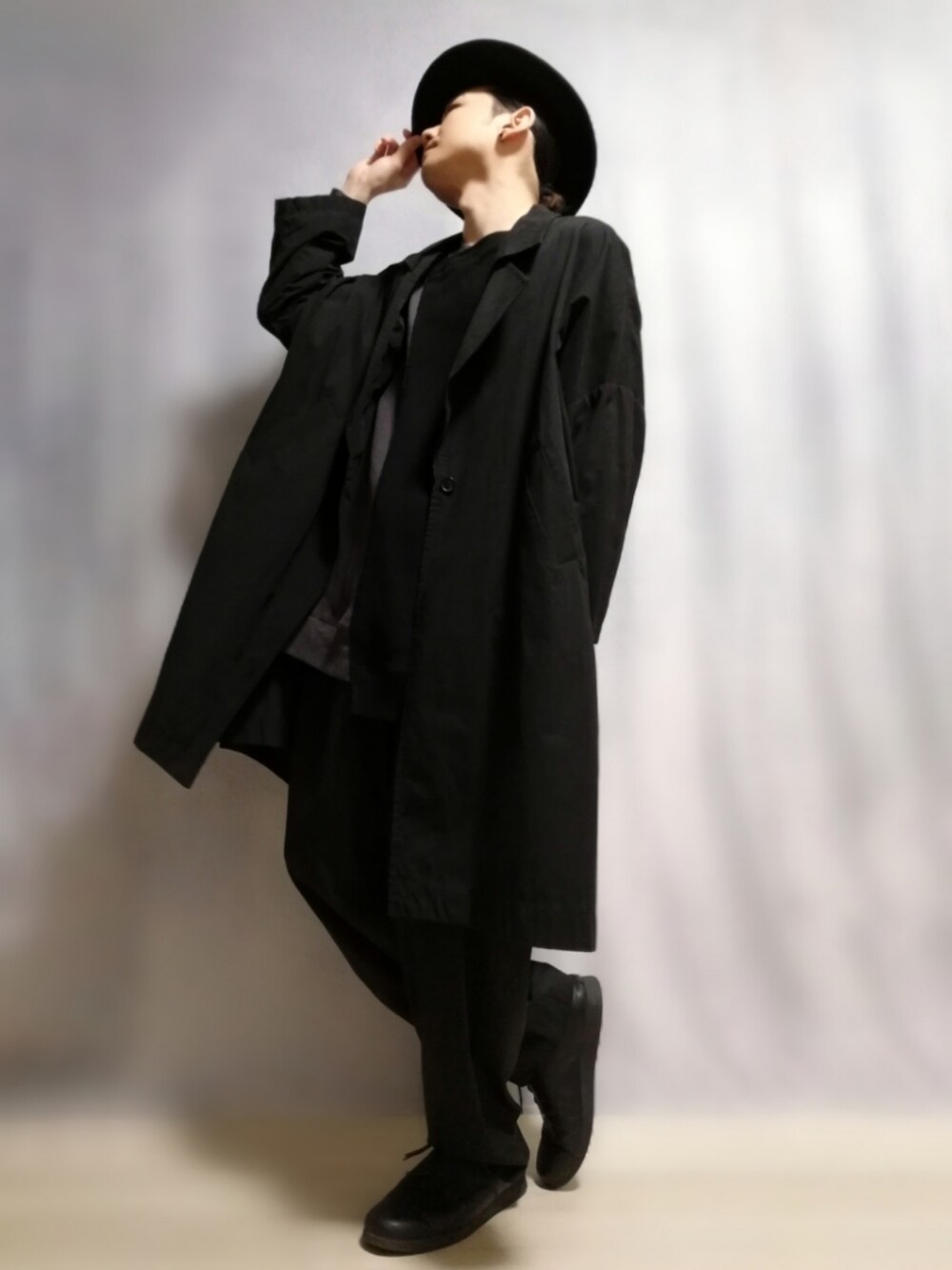 ブラック系のジャケット/アウター、ブラック系のTシャツ/カットソー、ブラック系のパンツを着用したメンズの秋コーディネートの3枚目の写真