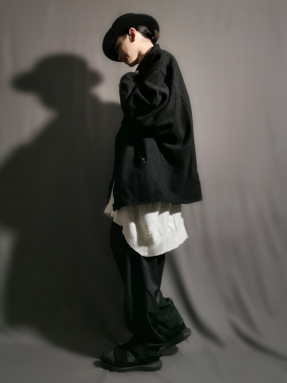 ブラック系のライダースジャケット、ブラック系のパンツ、ブラック系のスニーカーを着用したメンズの冬コーディネートの2枚目の写真