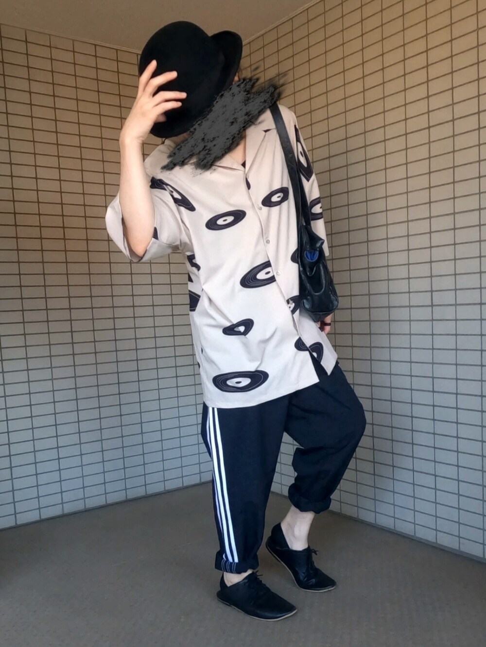 ホワイト系のシャツ/ブラウス、ブラック系のボストンバッグ、ブラック系のドレスシューズを着用したメンズの春コーディネートの2枚目の写真