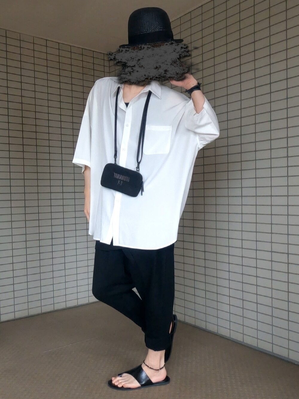 ブラック系のショルダーバッグ、ブラック系のその他パンツ、ブラック系のサンダルを着用したメンズの夏コーディネートの2枚目の写真