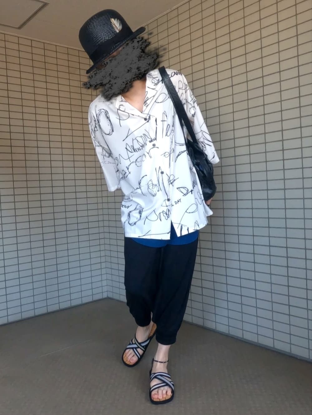 ホワイト系のシャツ/ブラウス、ブラック系のその他パンツ、ブラック系のボストンバッグを着用したメンズの夏コーディネートの2枚目の写真