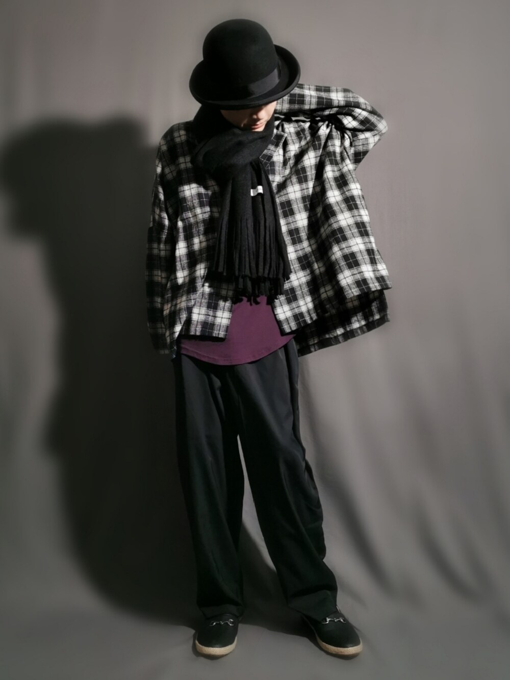 ブラック系のテーラードジャケット、ブラック系のパンツ、ブラック系のスリッポンを着用したメンズの冬コーディネートの4枚目の写真