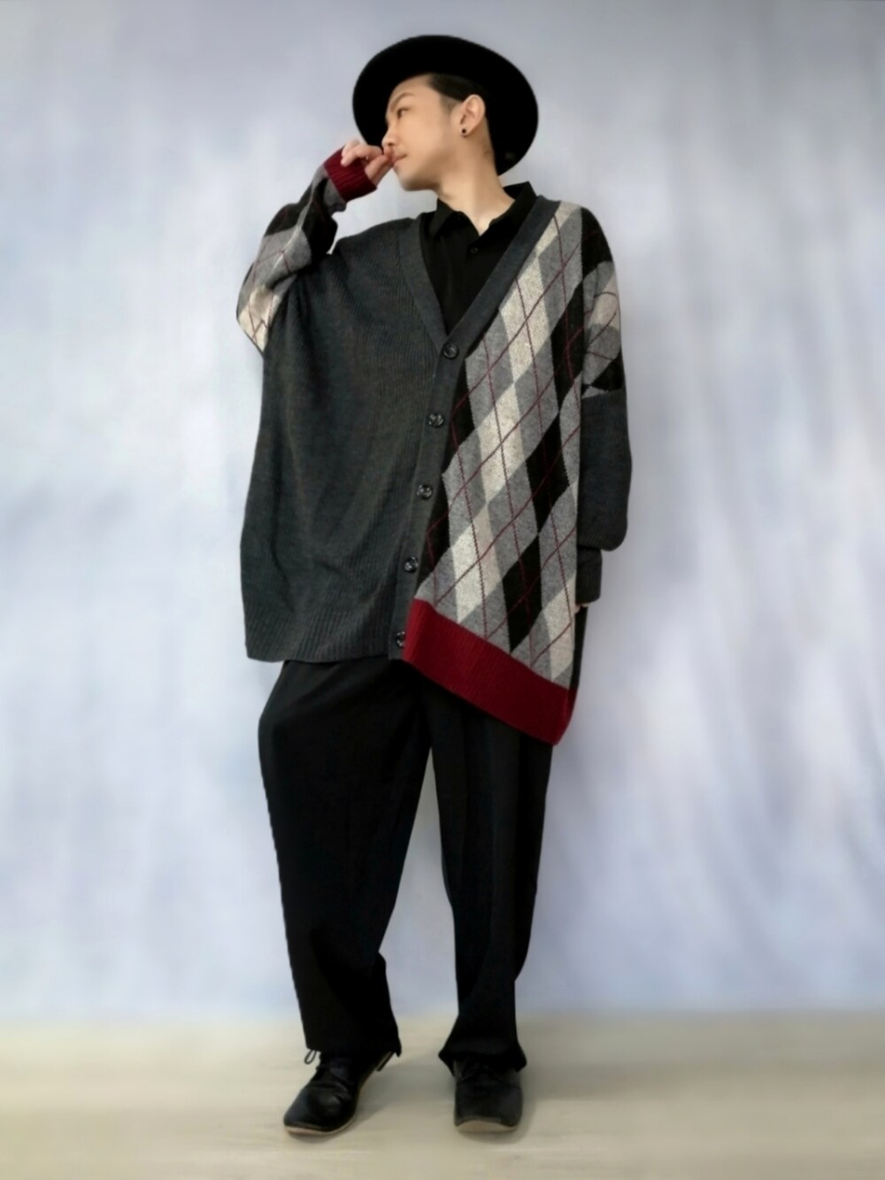 グレー系のカーディガン/ボレロ、ブラック系のパンツ、ブラック系のドレスシューズを着用したメンズの秋コーディネートの2枚目の写真