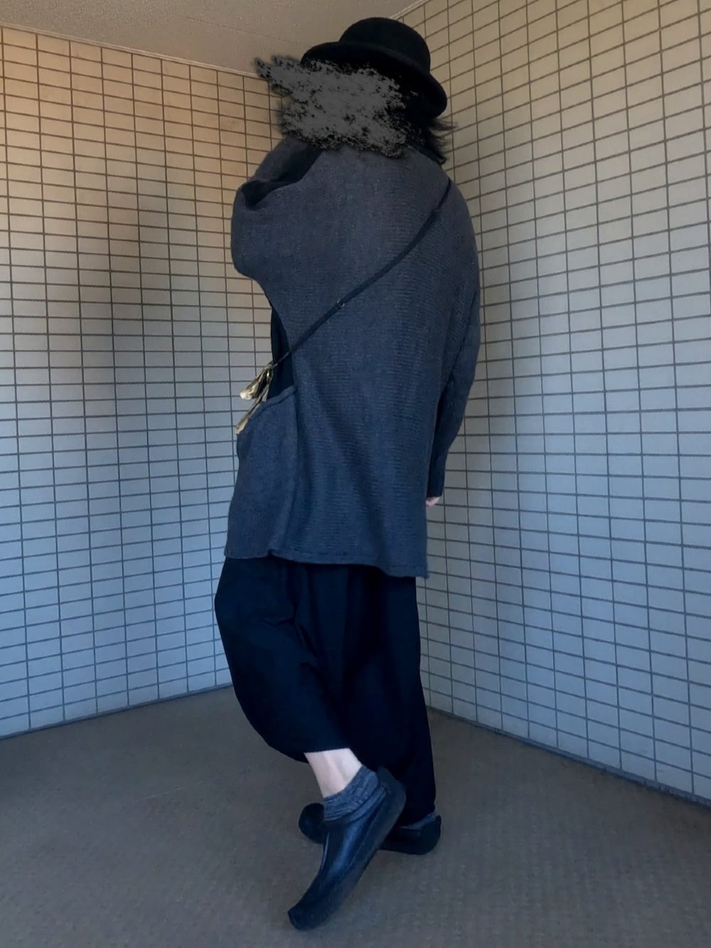 ベージュ系のショルダーバッグ、ブラック系のカーディガン/ボレロを着用したメンズの冬コーディネートの4枚目の写真