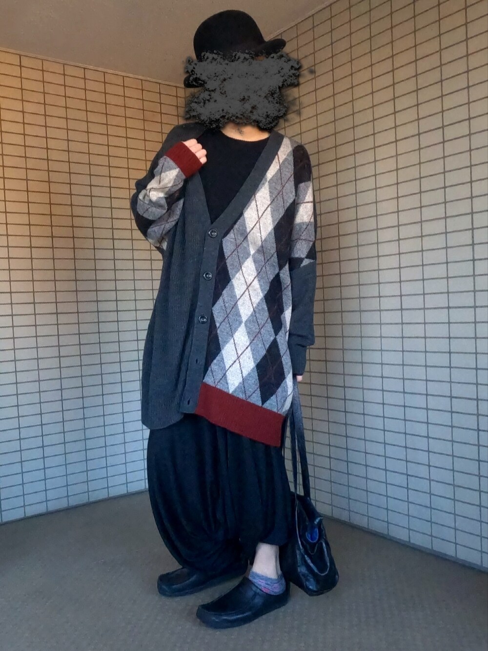 グレー系のカーディガン/ボレロを着用したメンズの秋コーディネートの2枚目の写真