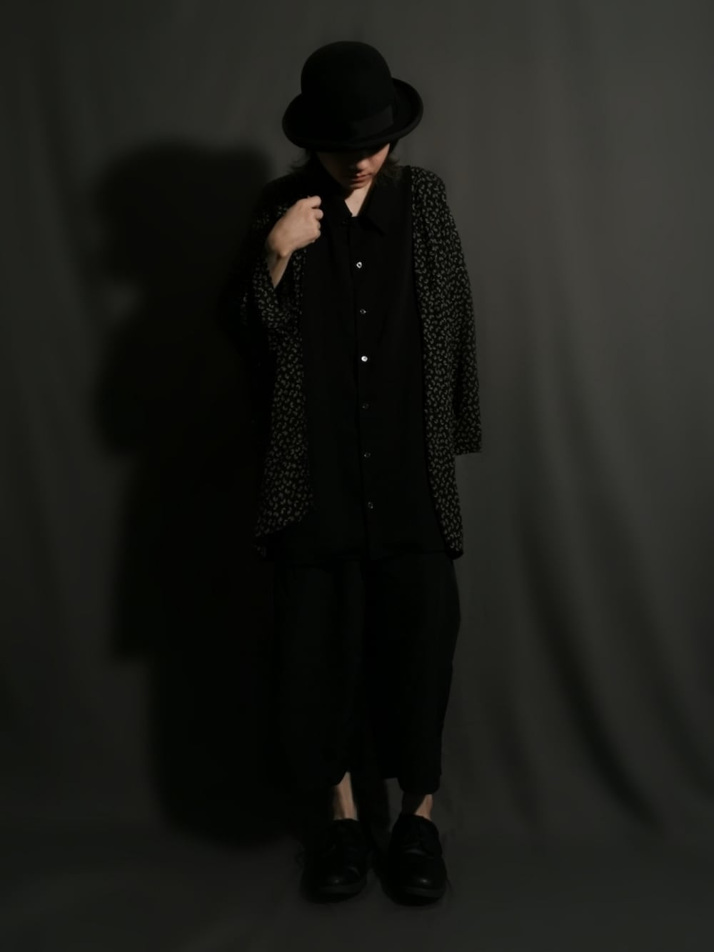 ブラック系のその他アウター、ブラック系のシャツ/ブラウス、ブラック系のパンツを着用したメンズの夏コーディネートの2枚目の写真