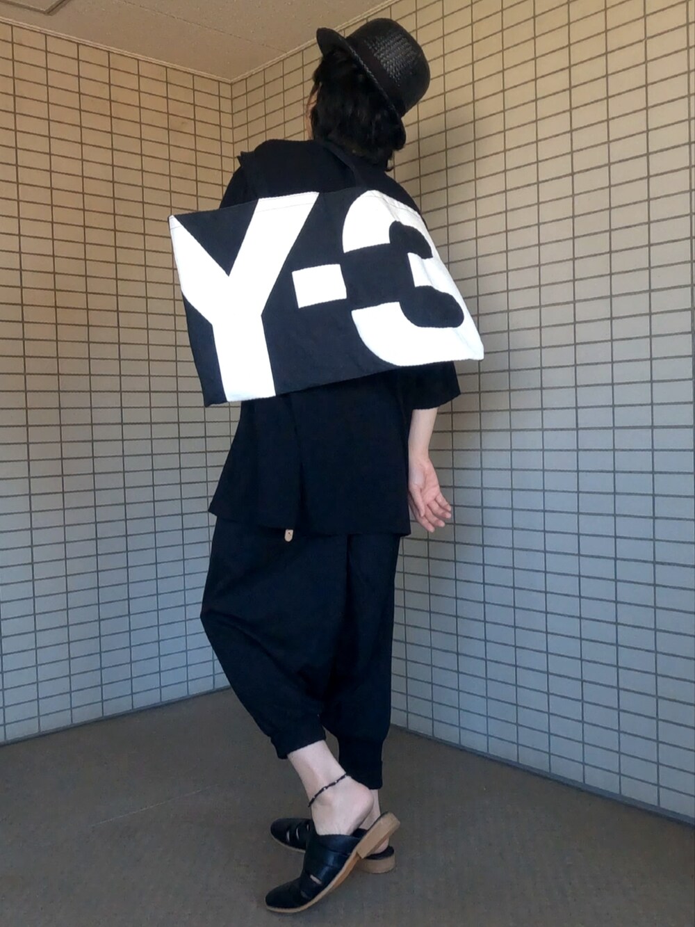 ブラック系のトートバッグ、ブラック系のTシャツ/カットソー、ブラック系のその他パンツを着用したメンズの夏コーディネートの5枚目の写真