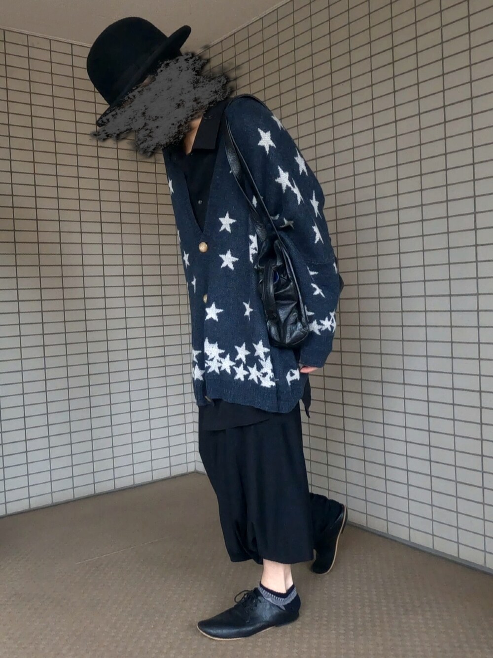 ブラック系のシャツ/ブラウス、ブラック系のカーディガン/ボレロ、ブラック系のボストンバッグを着用したメンズの冬コーディネートの3枚目の写真