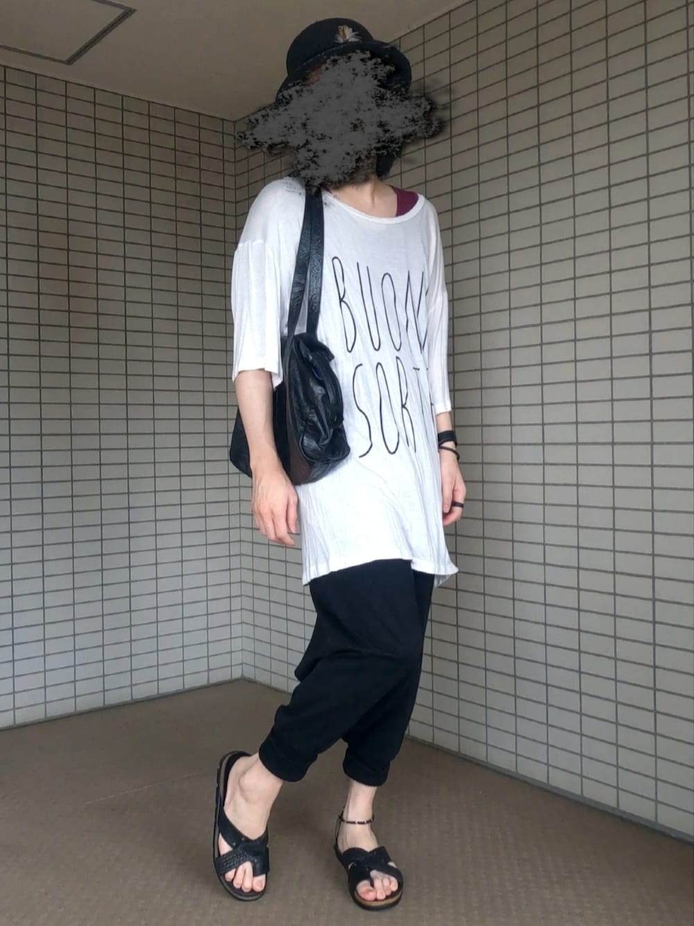 ホワイト系のTシャツ/カットソー、ブラック系のボストンバッグ、ブラック系のその他パンツを着用したメンズの夏コーディネートの3枚目の写真