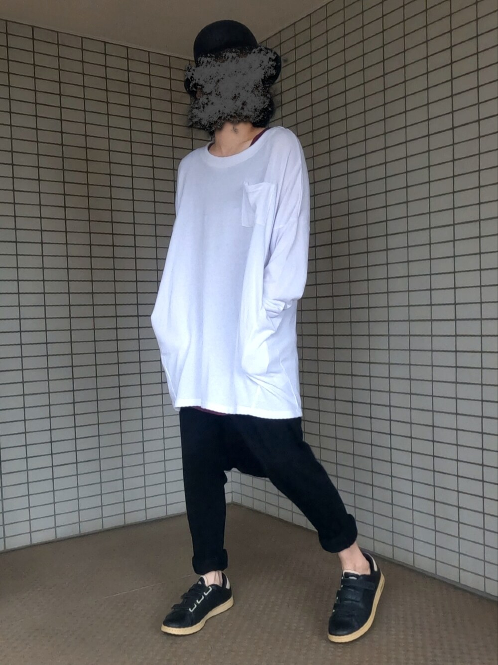 ブラック系のショルダーバッグを着用したメンズの秋コーディネートの4枚目の写真