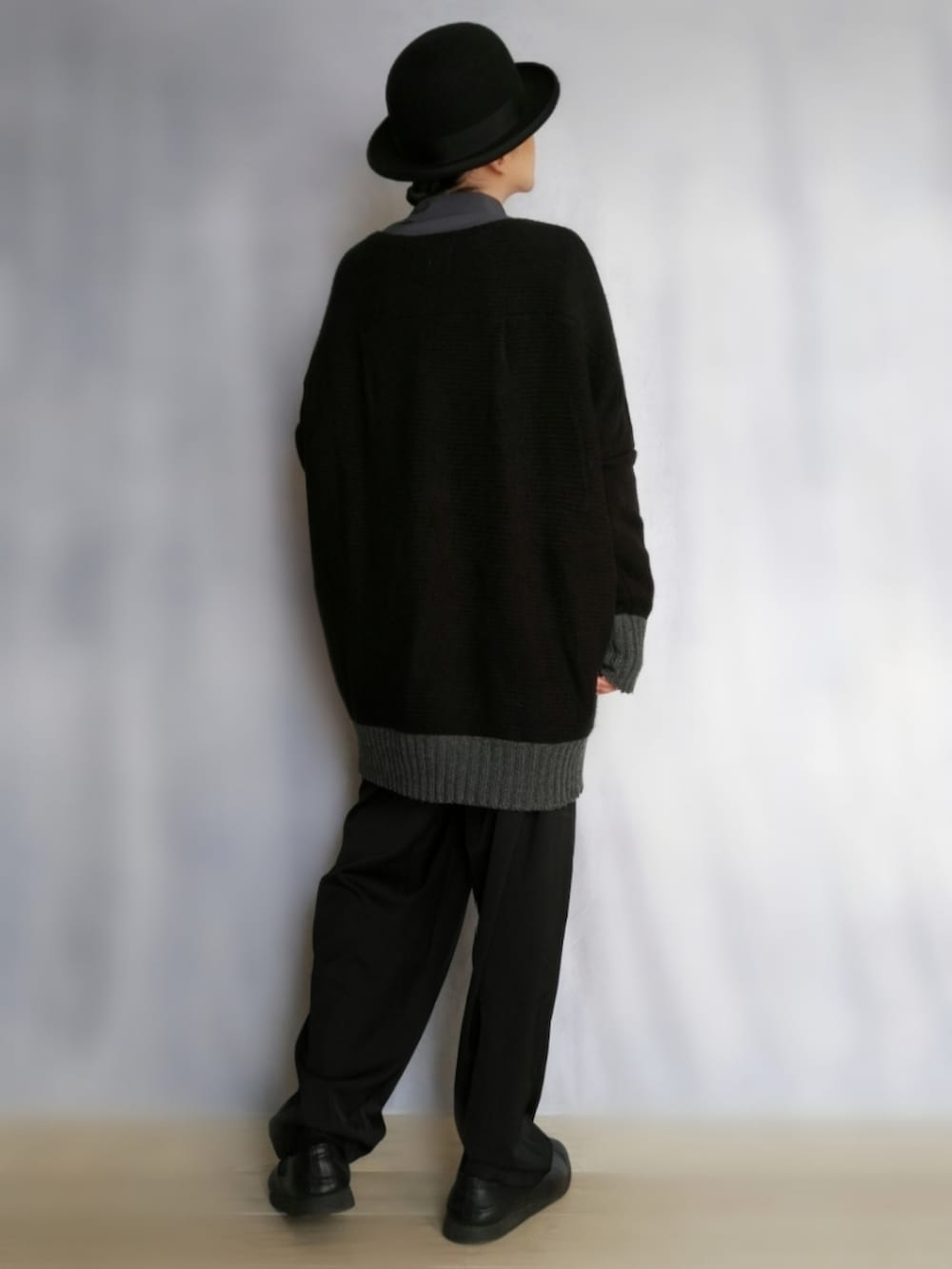 ブラック系のパンツ、ブラック系のドレスシューズ、ブラック系のニット/セーターを着用したメンズの秋コーディネートの2枚目の写真