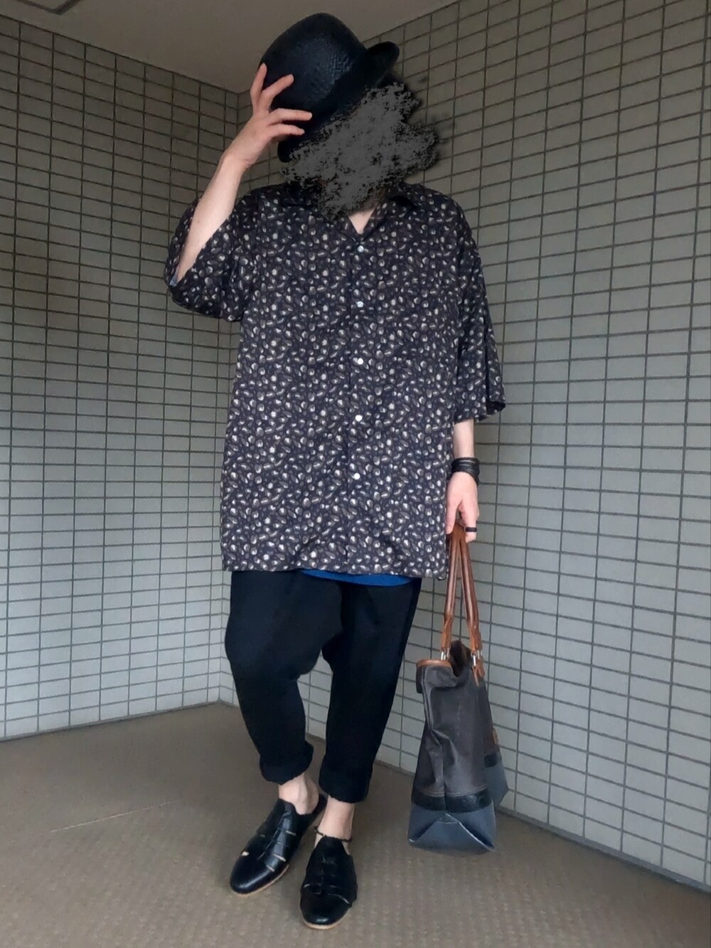 「モノトーン、黒コーデ、夏コーデ、シャツスタイル、ビッグシルエット、オーバーサイズ、ボーラーハット、ビッグシャツ、トートバッグ、サルエルパンツ、グルカサンダル、サボサンダル、MIX LIMITED」｜「ED HATのアイテム（ハット、ブラック系）」を使った、堀田(ほった)さん（メンズ・170cm）の夏コーディネートの4枚目の写真