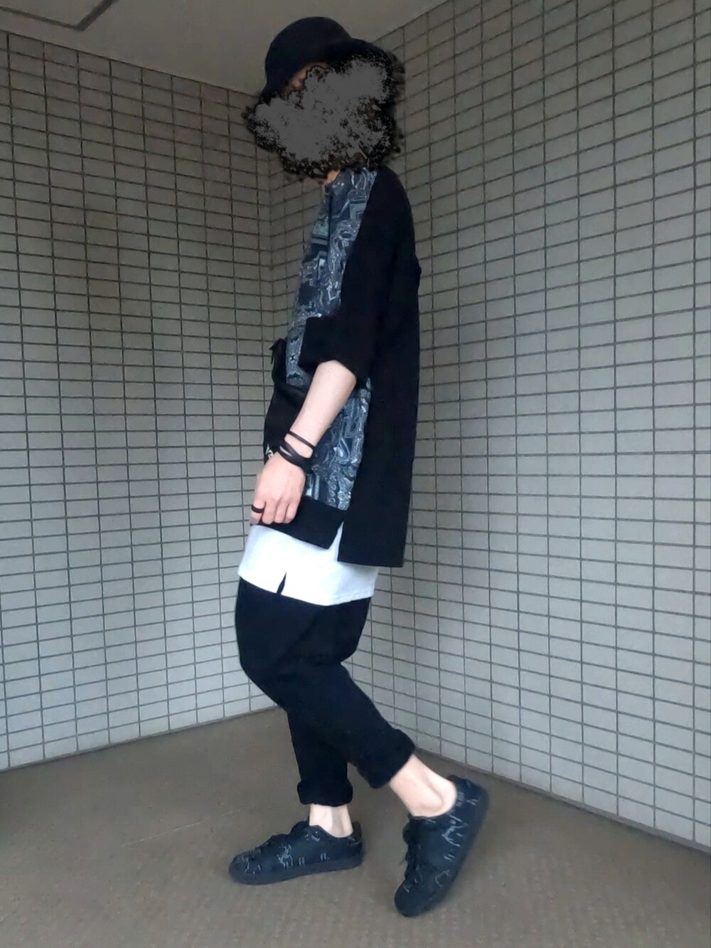 ブラック系のTシャツ/カットソー、ブラック系のショルダーバッグ、ブラック系のその他パンツを着用したメンズの夏コーディネートの4枚目の写真