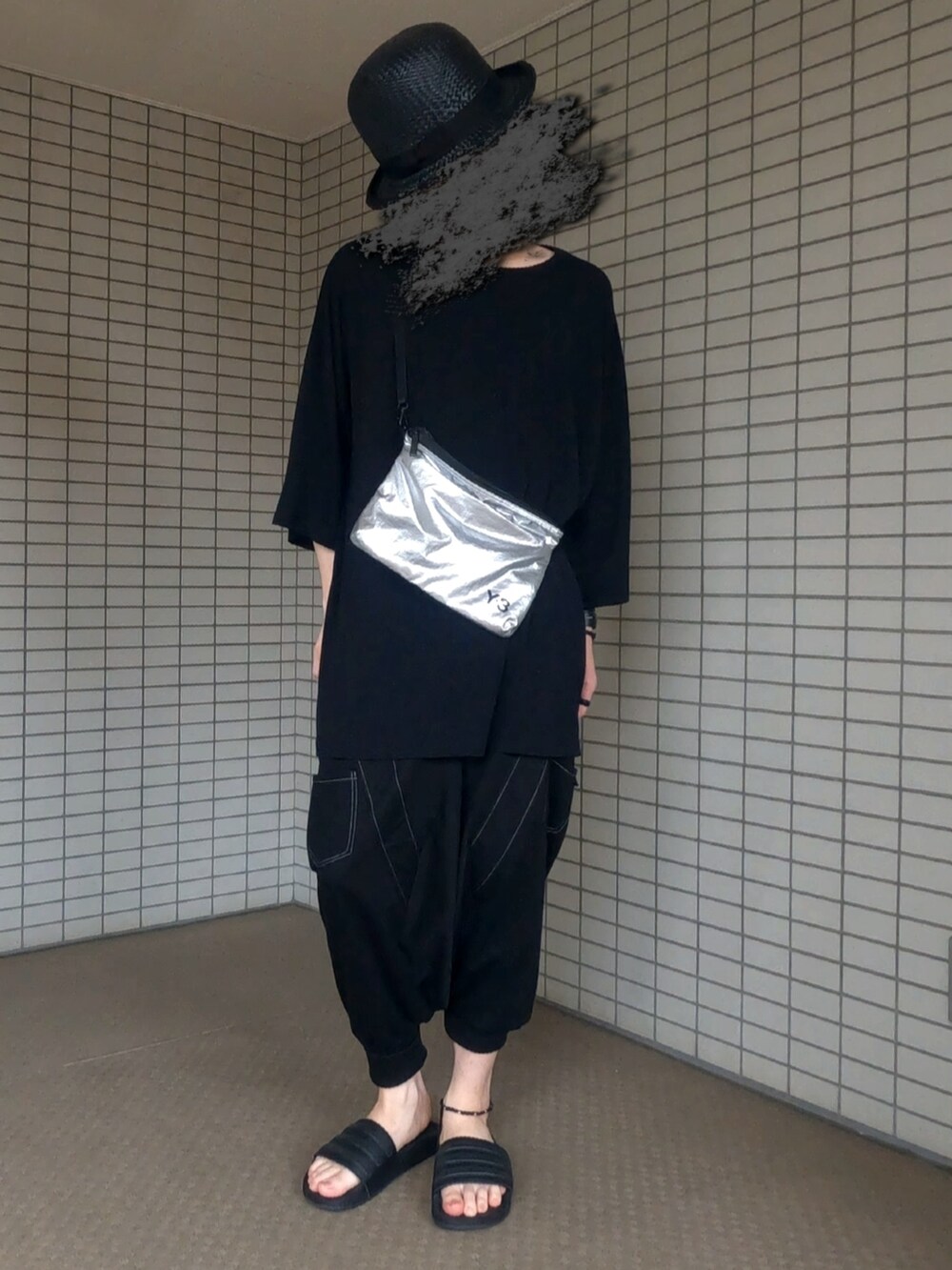 ブラック系のTシャツ/カットソー、シルバー系のショルダーバッグ、ブラック系のその他パンツを着用したメンズの夏コーディネートの2枚目の写真