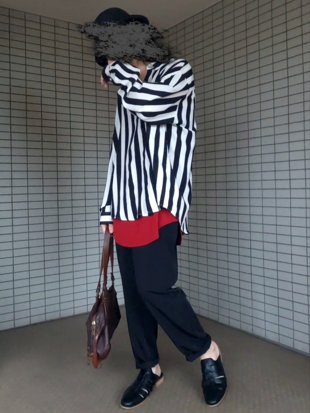 ブラウン系のボストンバッグ、ホワイト系のシャツ/ブラウス、ブラック系のパンツを着用したメンズの夏コーディネートの2枚目の写真