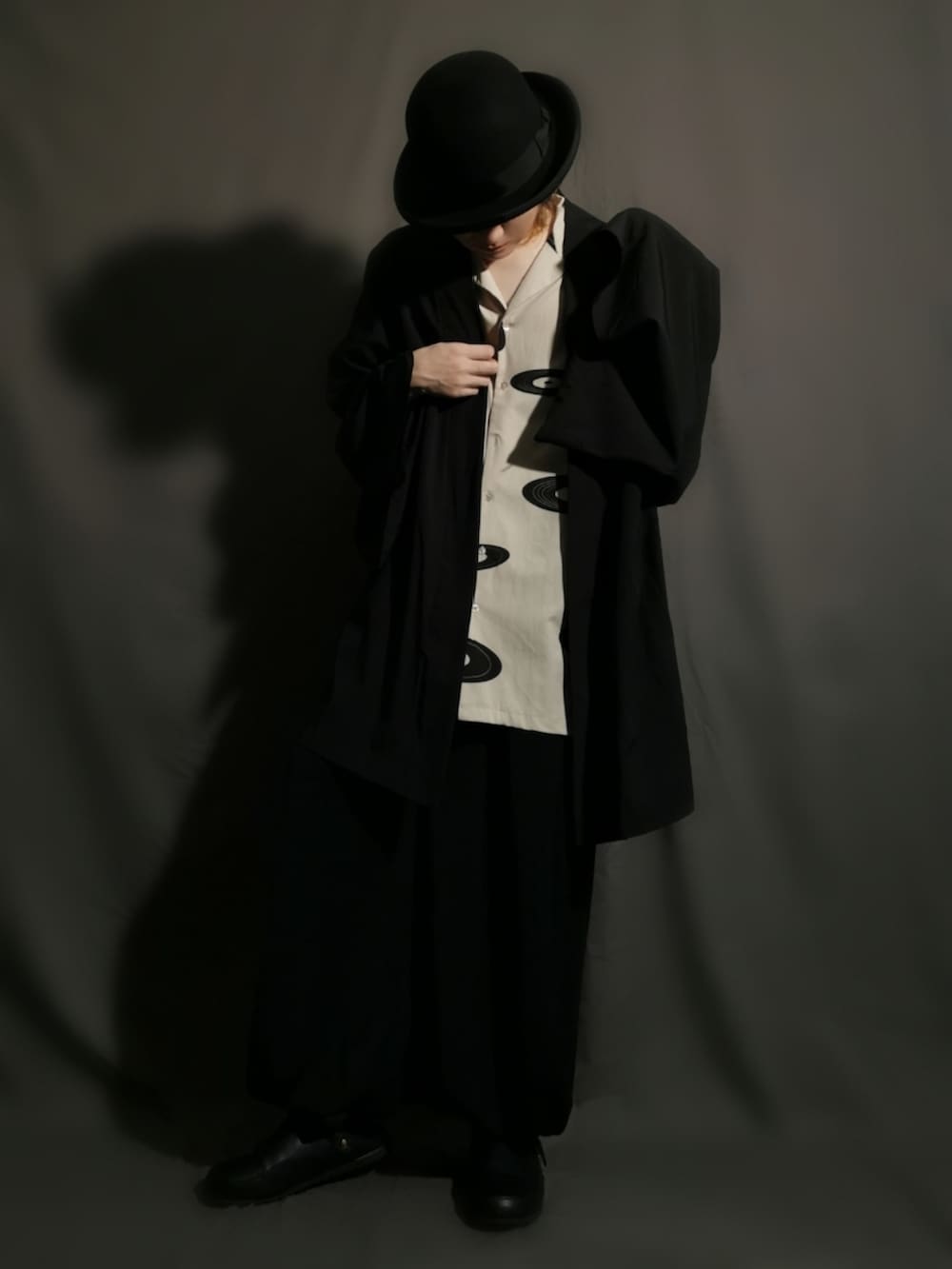 ホワイト系のシャツ/ブラウス、ブラック系のジャケット/アウター、ブラック系のスリッポンを着用したメンズの夏コーディネートの2枚目の写真