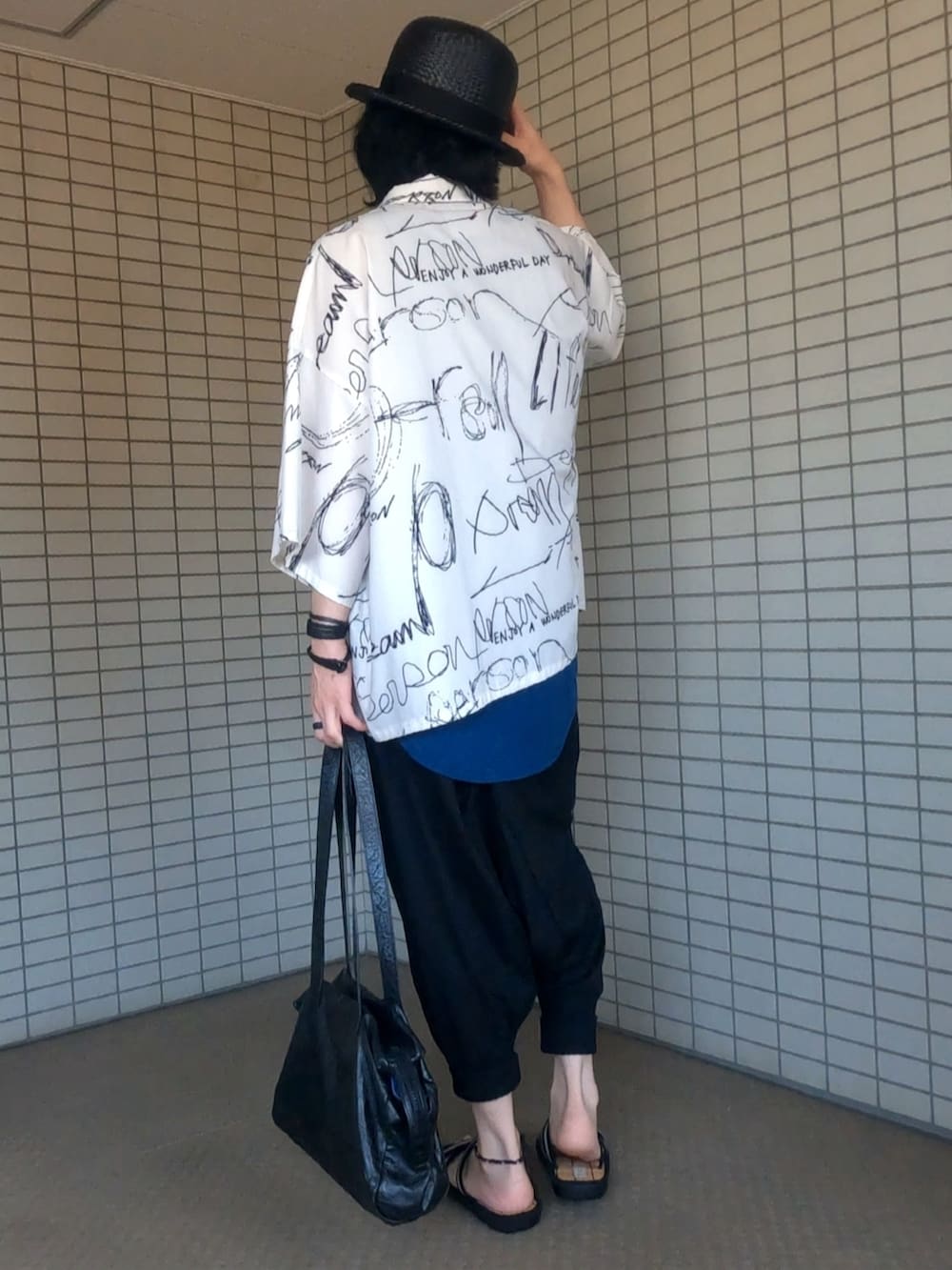 ホワイト系のシャツ/ブラウス、ブラック系のその他パンツ、ブラック系のボストンバッグを着用したメンズの夏コーディネートの5枚目の写真