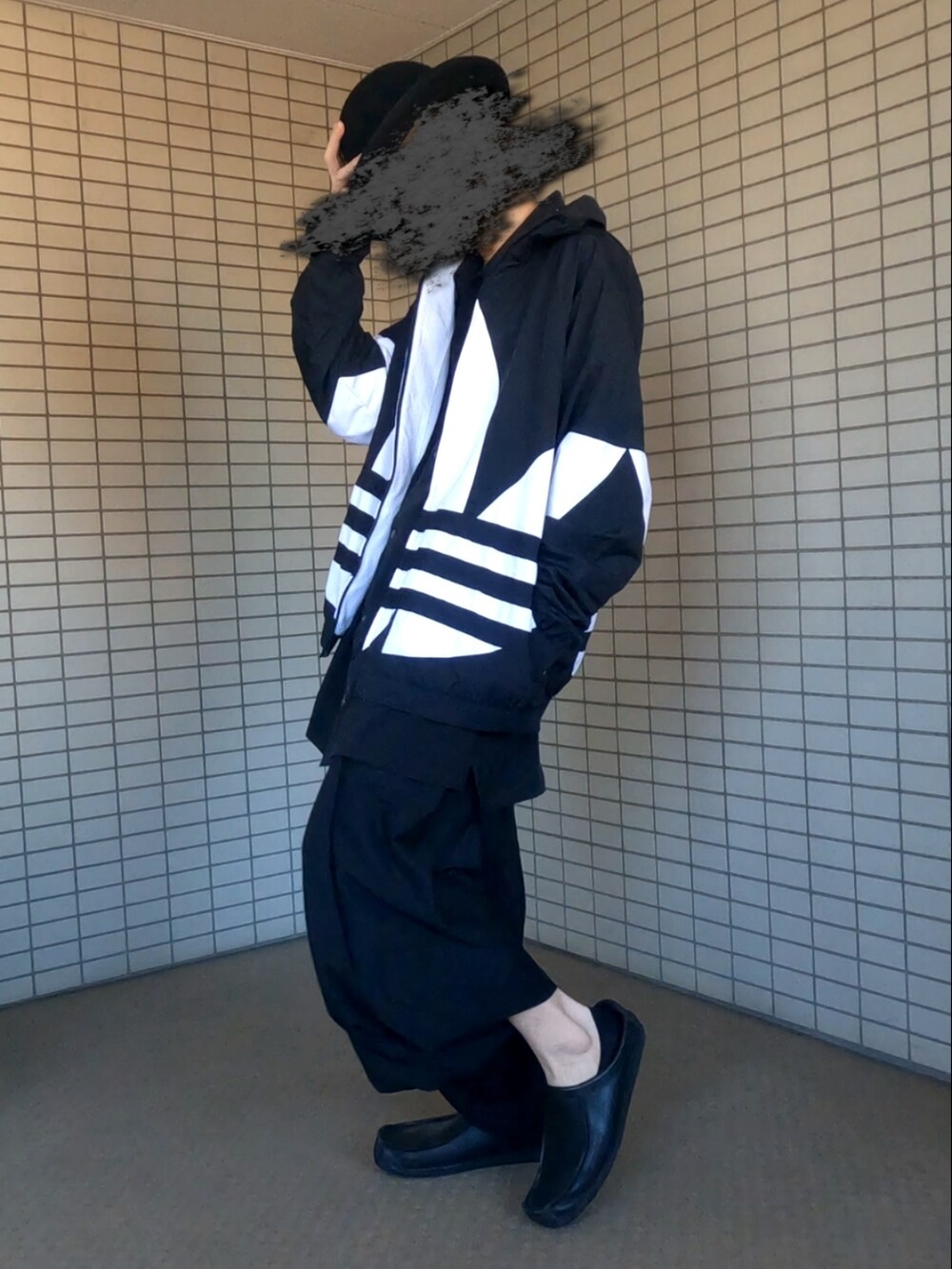 ブラック系のシャツ/ブラウス、ブラック系のブルゾンを着用したメンズの春コーディネートの2枚目の写真