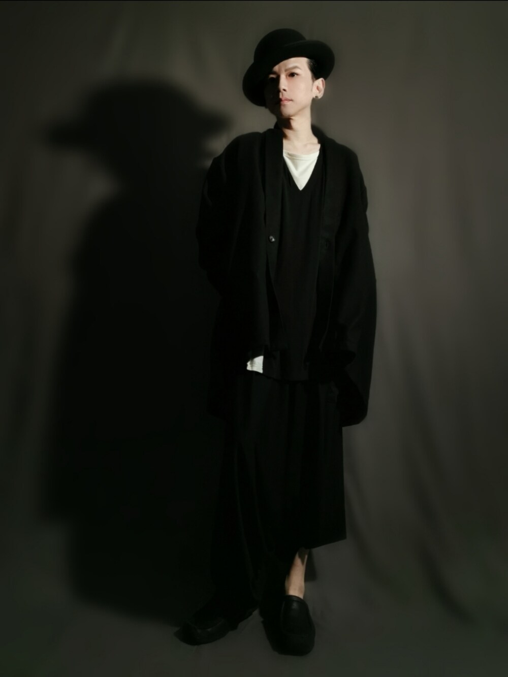 ブラック系のその他アウター、ブラック系のTシャツ/カットソー、ブラック系のその他パンツを着用したメンズの冬コーディネートの2枚目の写真