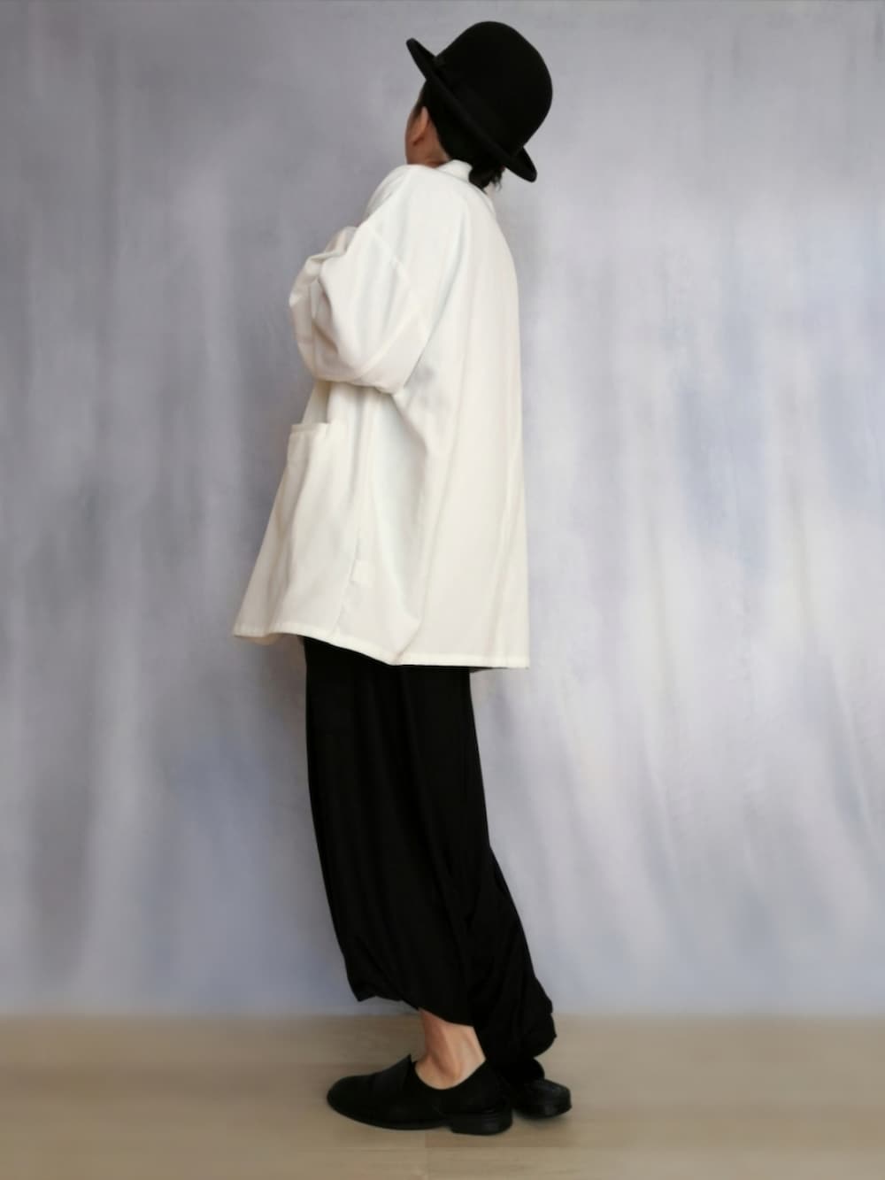 ホワイト系のテーラードジャケット、ブラック系のシャツ/ブラウス、ブラック系のその他パンツを着用したメンズの秋コーディネートの2枚目の写真